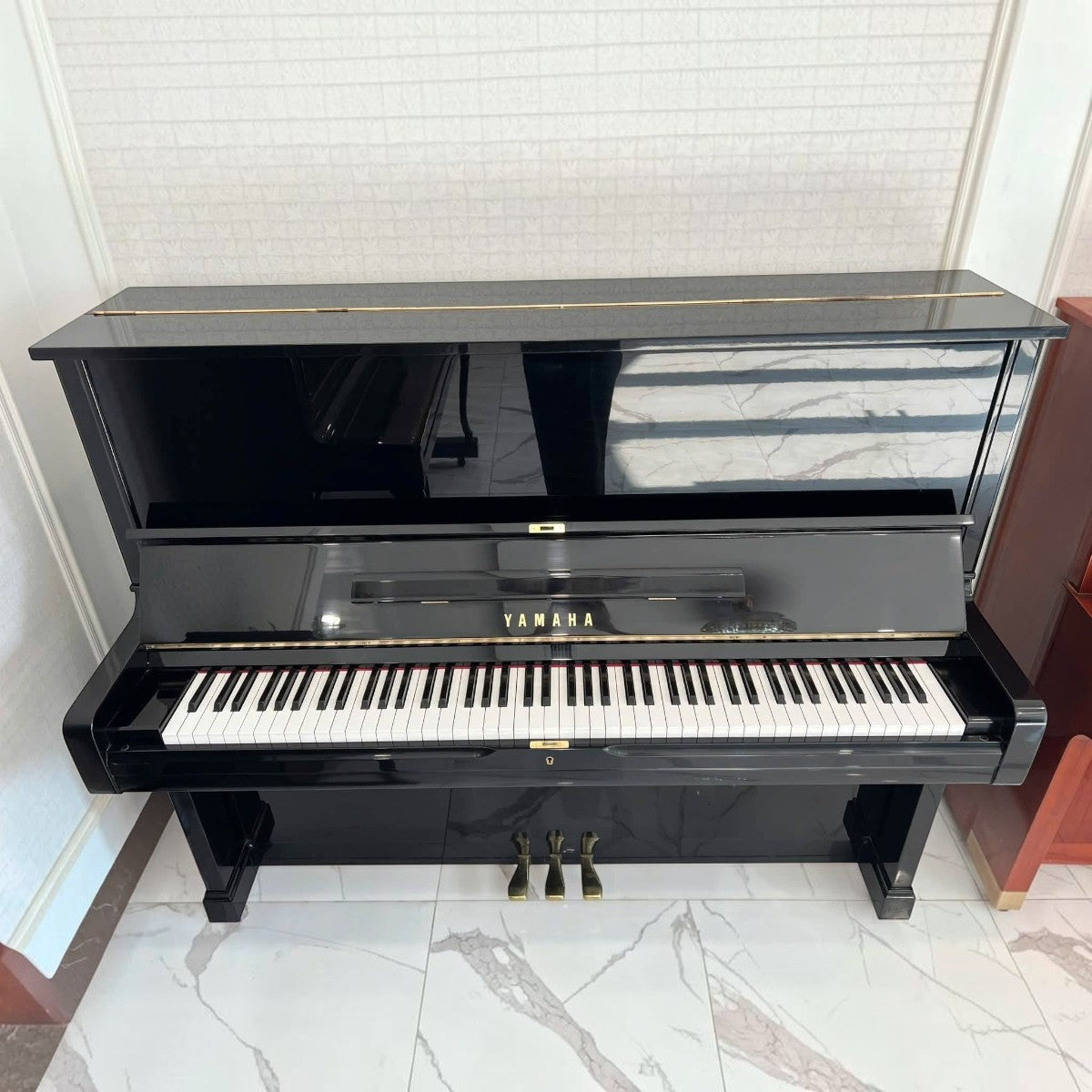 Đàn piano cơ Yamaha U2A màu đen bóng sang trọng tại TÂN NHẠC CỤ với thiết kế upright cổ điển và tinh tế