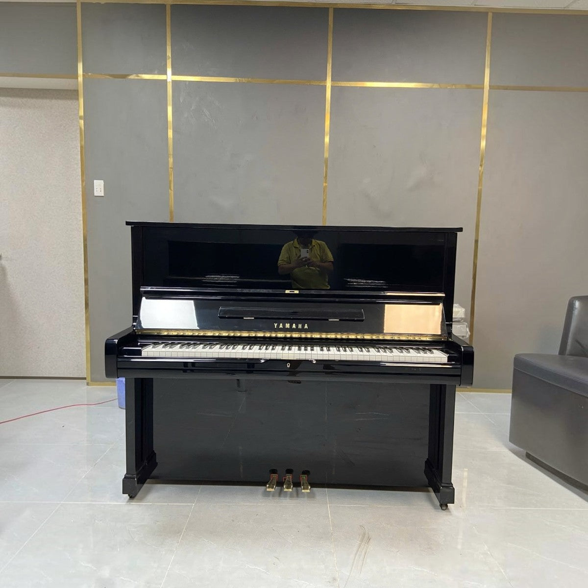 Đàn piano cơ Yamaha U2A màu đen bóng sang trọng tại TÂN NHẠC CỤ, thiết kế upright cổ điển với 3 pedal chắc chắn.