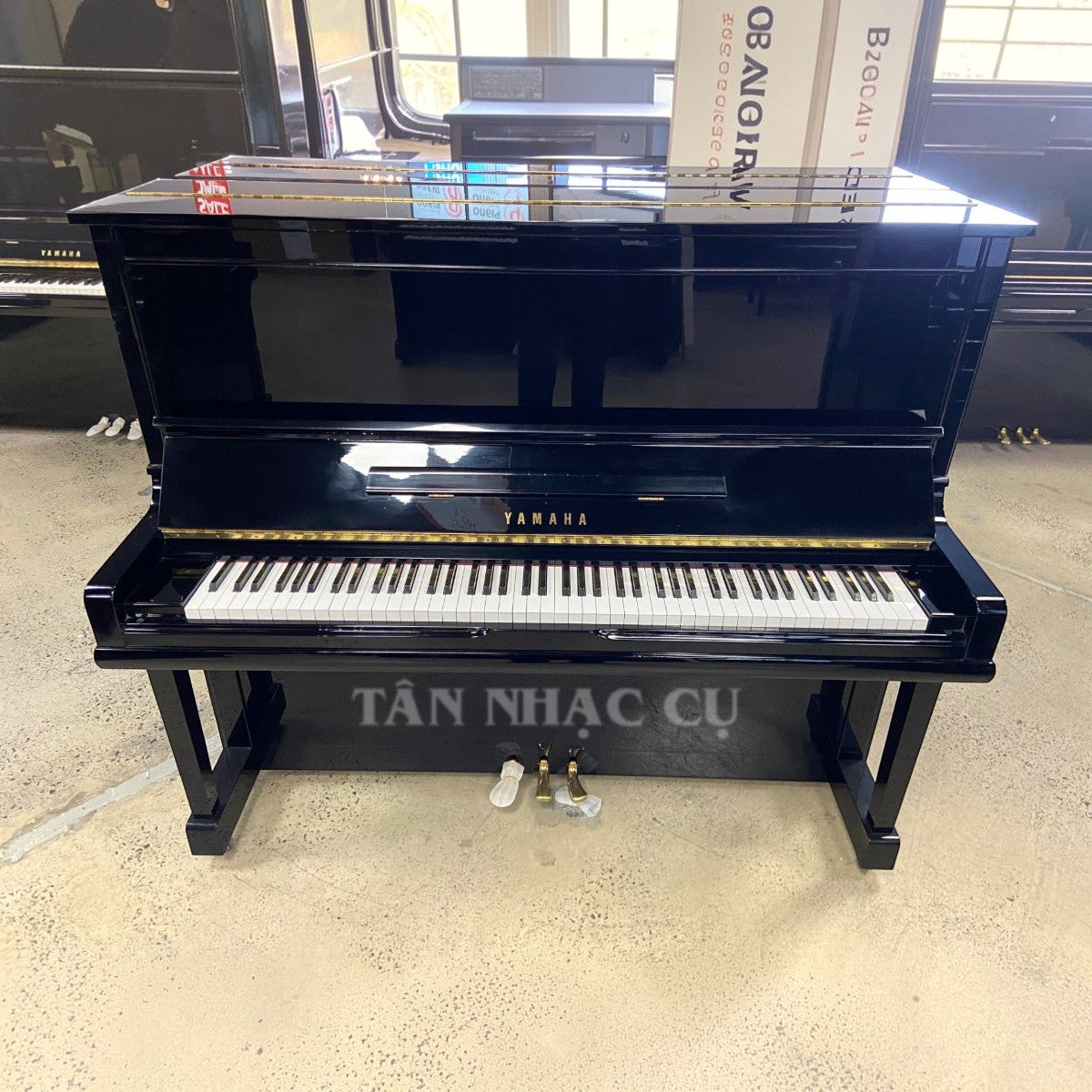 Đàn piano cơ Yamaha U30A màu đen bóng sang trọng tại TÂN NHẠC CỤ, thiết kế upright size 3 cao cấp.