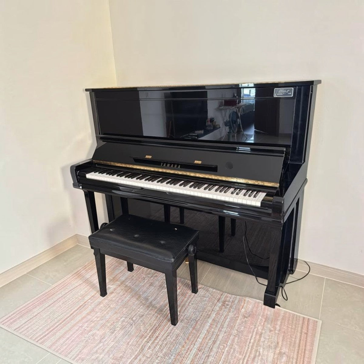 Đàn piano cơ Yamaha U30A màu đen bóng sang trọng, thiết kế upright cao cấp tại TÂN NHẠC CỤ