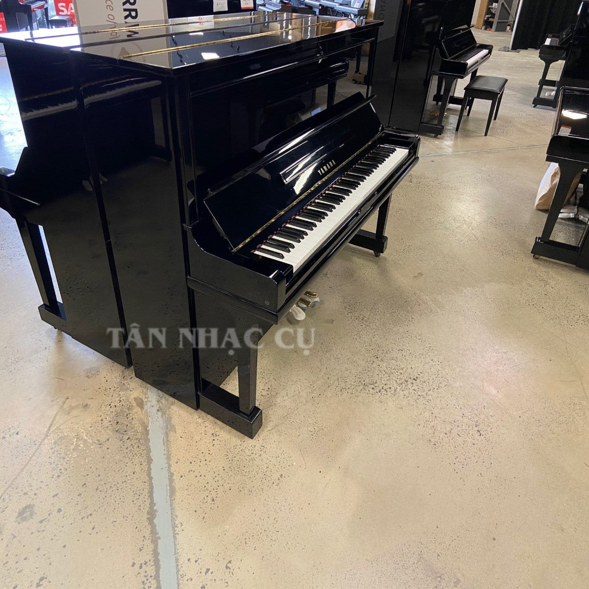 Đàn piano cơ Yamaha U30A màu đen bóng sang trọng tại TÂN NHẠC CỤ, thiết kế upright size 3 cao cấp.
