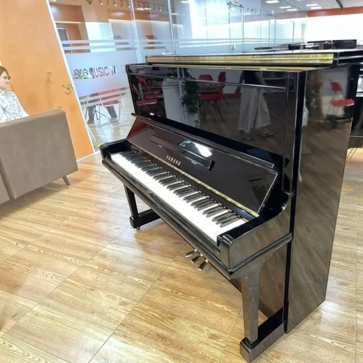 Đàn piano cơ Yamaha U30A màu đen bóng sang trọng tại TÂN NHẠC CỤ, thiết kế upright size 3 cao cấp
