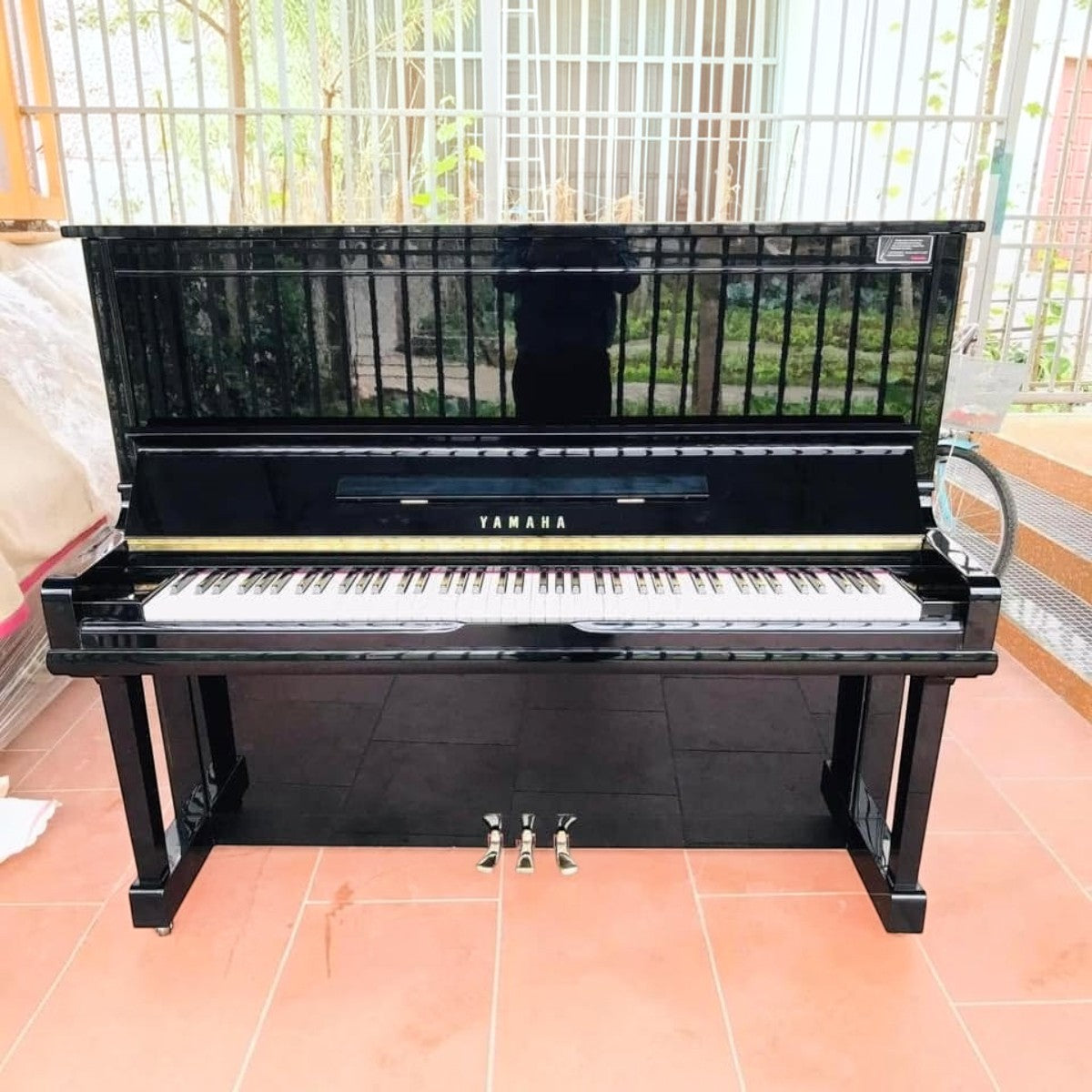 Đàn piano cơ Yamaha U30A màu đen bóng sang trọng tại Tân Nhạc Cụ, thiết kế upright size 3 cao cấp.