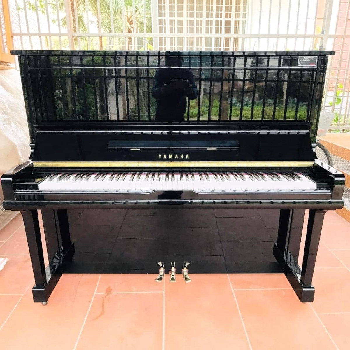Đàn piano cơ Yamaha U30A màu đen bóng sang trọng tại TÂN NHẠC CỤ, thiết kế upright size 3 cao 131cm tinh tế.