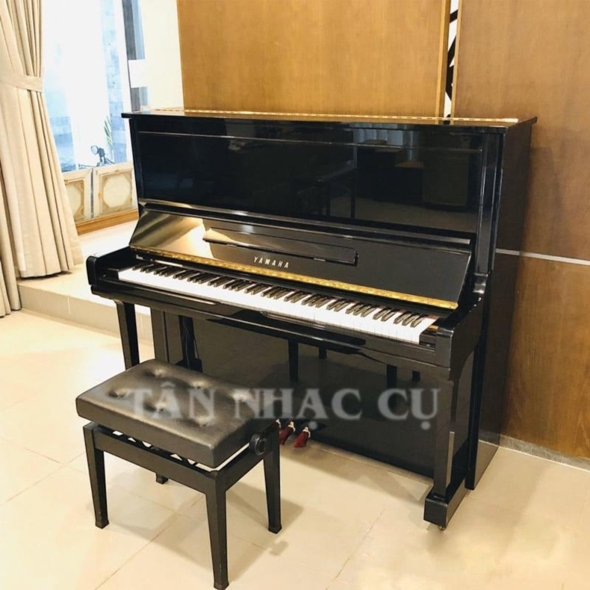 Đàn piano cơ Yamaha U30A màu đen bóng sang trọng tại TÂN NHẠC CỤ, thiết kế upright cao cấp với ghế đàn đi kèm.