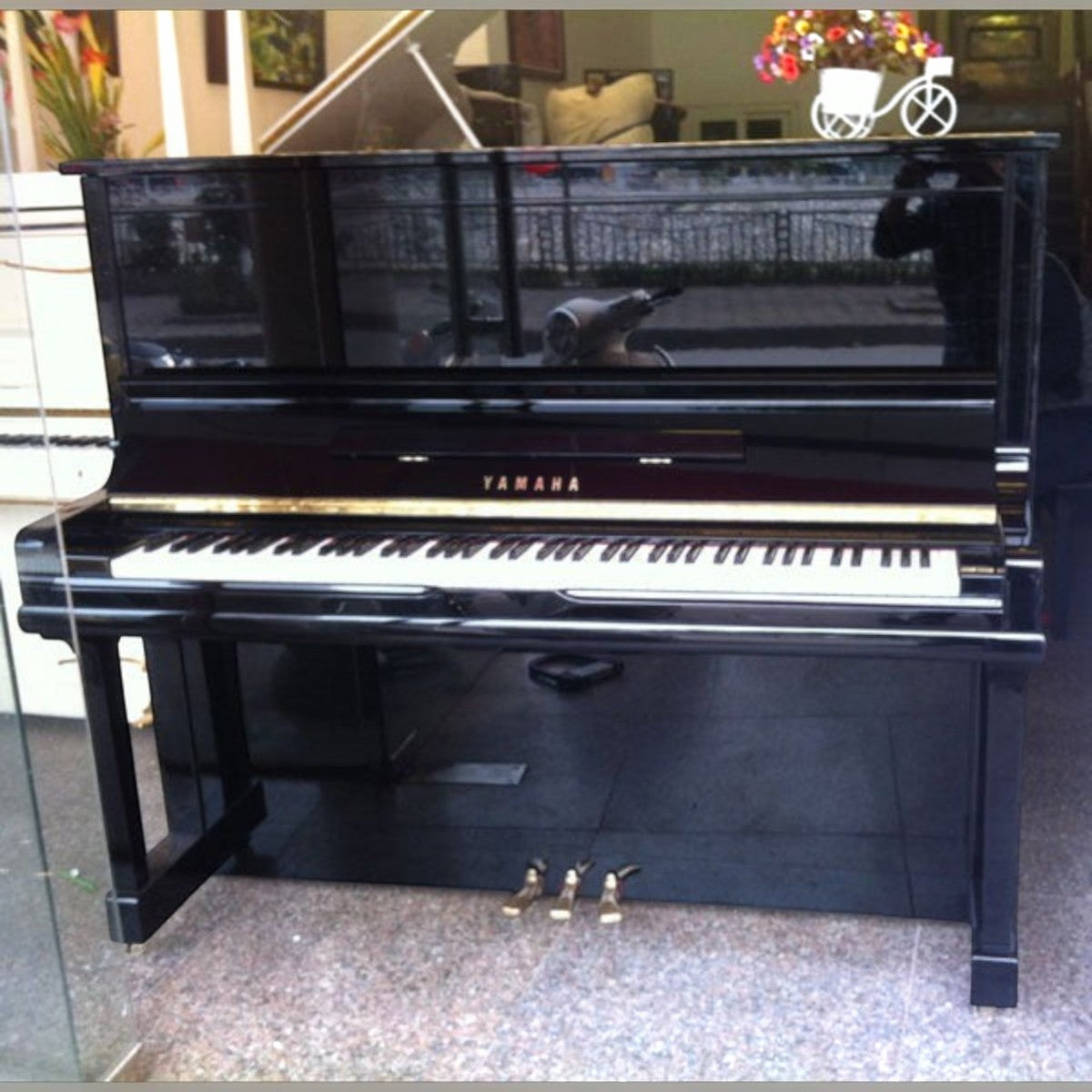Đàn piano cơ Yamaha U30A màu đen bóng sang trọng tại Tân Nhạc Cụ, thiết kế upright size 3 cao 131cm.