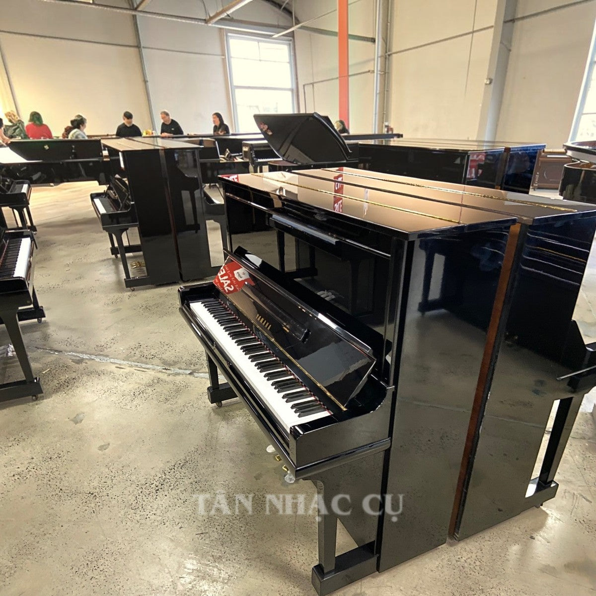 Đàn piano cơ Yamaha U30A màu đen bóng tại showroom TÂN NHẠC CỤ