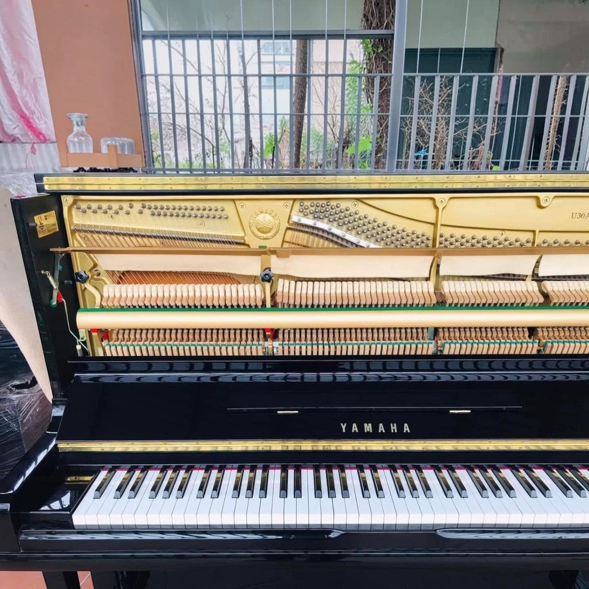 Đàn piano cơ Yamaha U30A màu đen bóng tại Tân Nhạc Cụ với khung gang V-Pro và bộ máy bên trong chi tiết