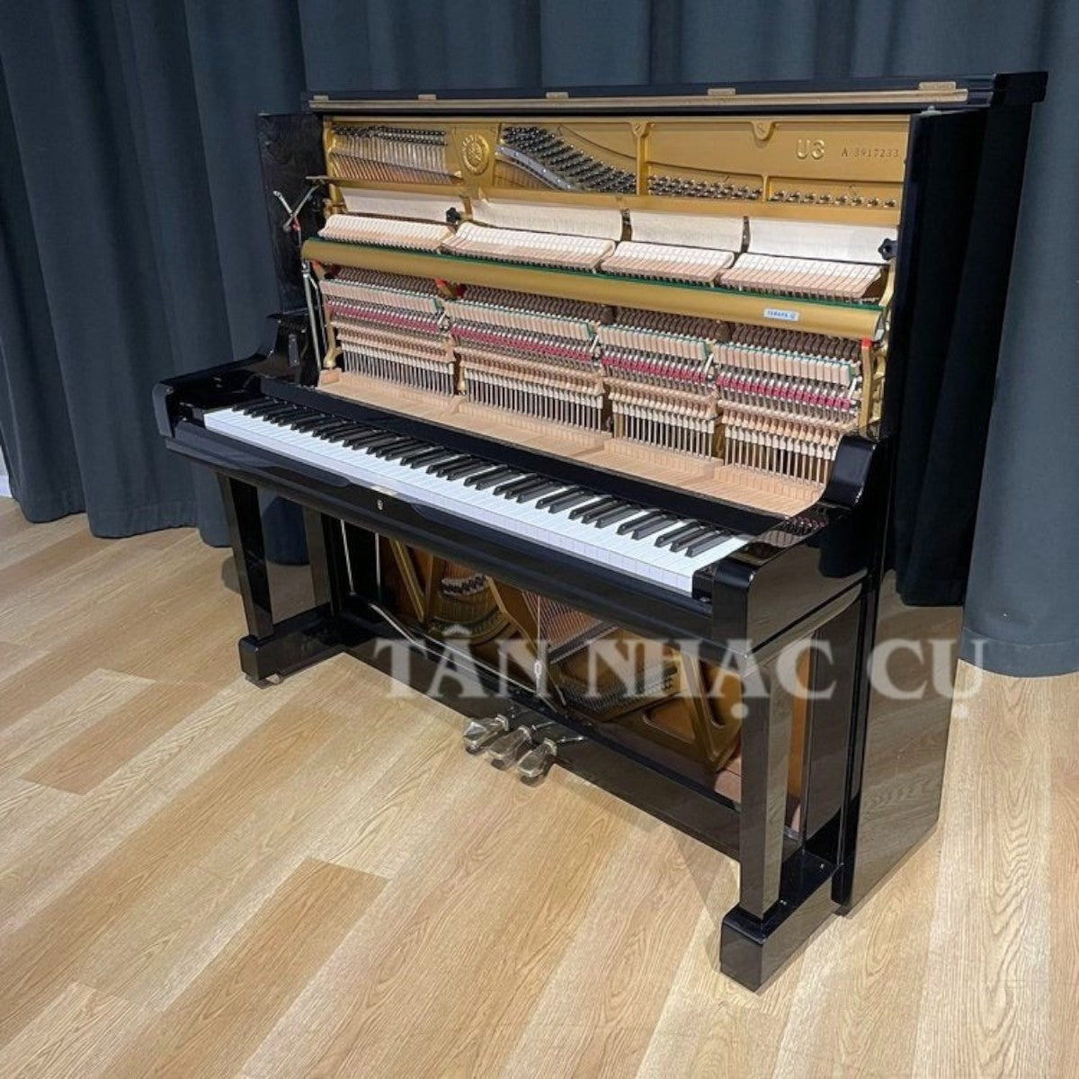 Đàn piano cơ Yamaha U3A màu đen bóng tại TÂN NHẠC CỤ, thiết kế upright size 3 với bộ máy bên trong lộ rõ chi tiết.