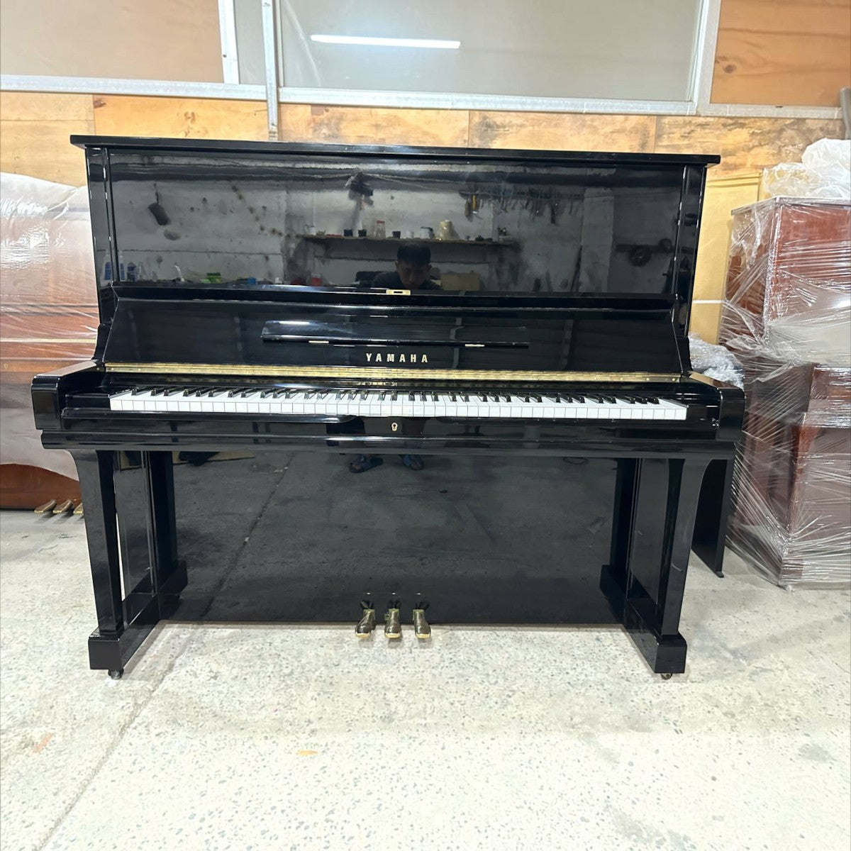 Đàn piano cơ Yamaha U3A màu đen bóng sang trọng, thiết kế upright size 3 cao 131cm tại TÂN NHẠC CỤ