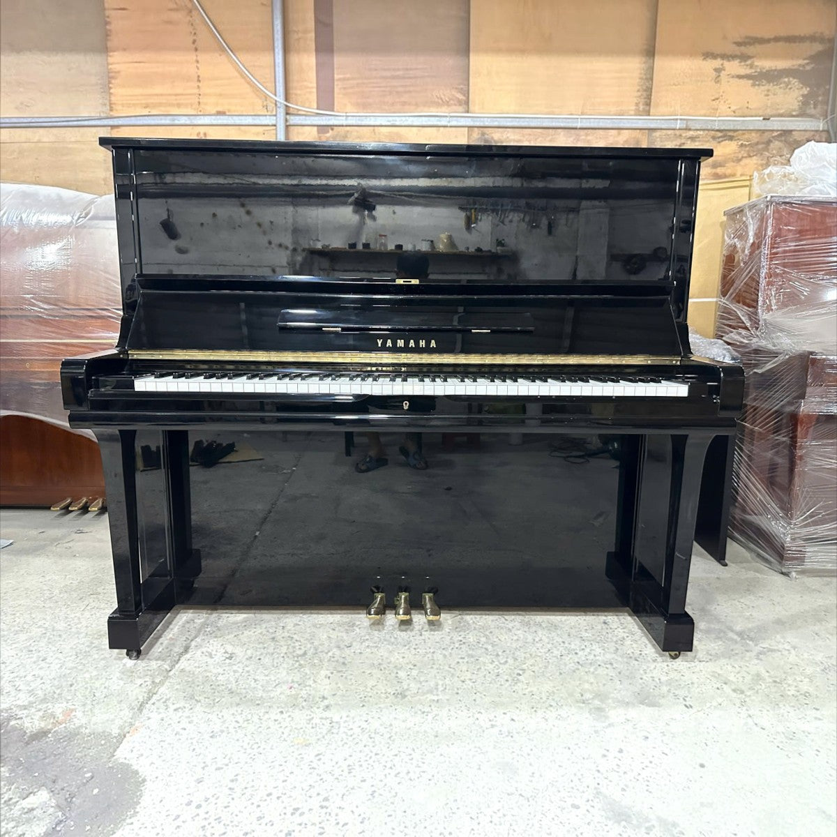Đàn piano cơ Yamaha U3A màu đen bóng sang trọng tại TÂN NHẠC CỤ, thiết kế upright size 3 cao 131cm.