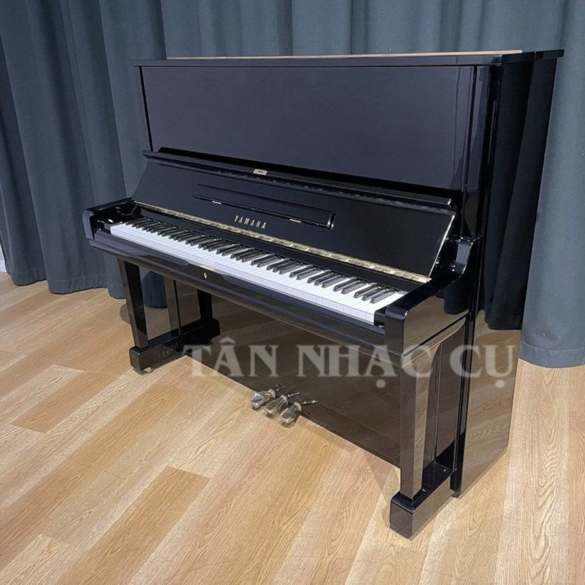 Đàn piano cơ Yamaha U3A màu đen bóng sang trọng tại TÂN NHẠC CỤ, thiết kế upright size 3 cao 131cm.