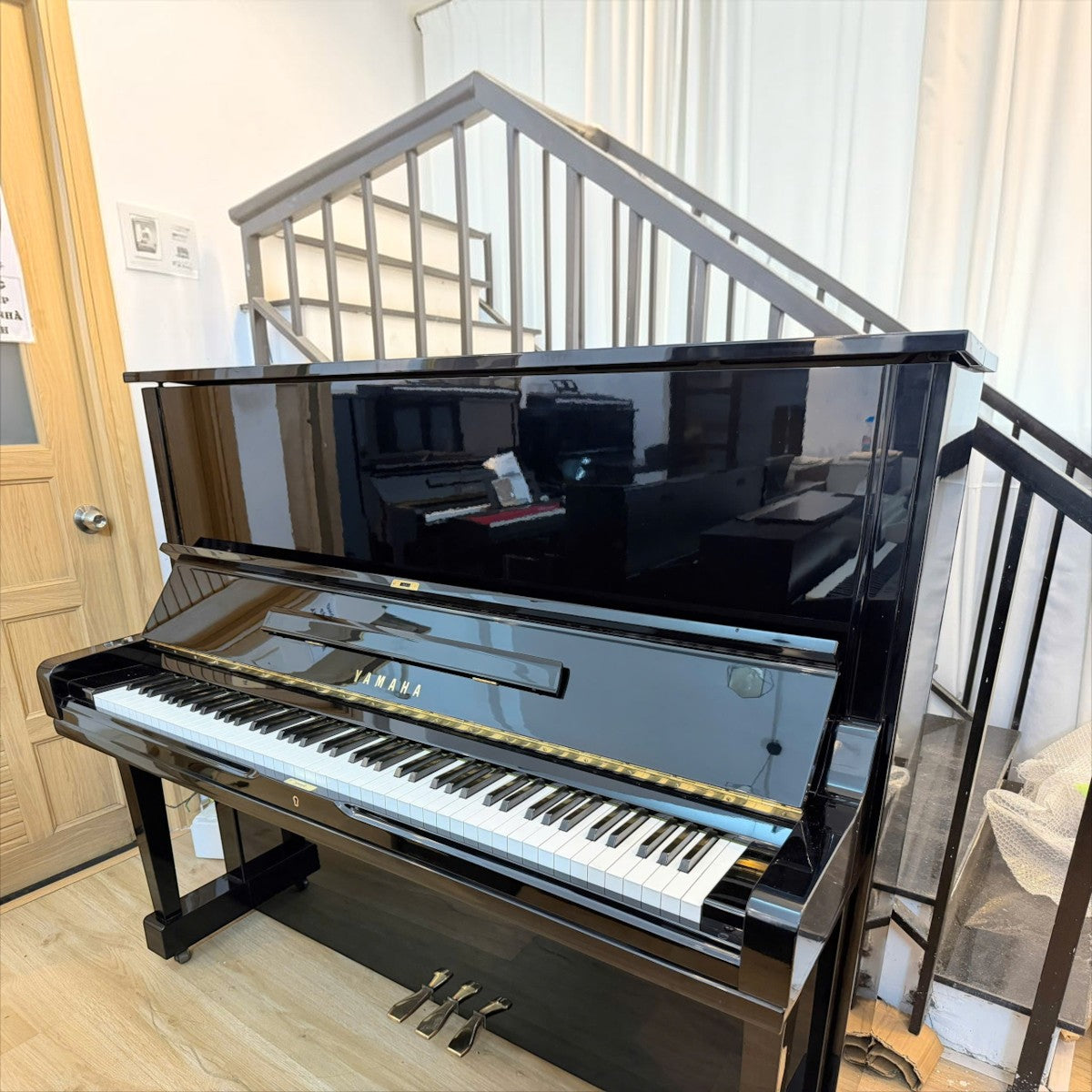 Đàn piano cơ Yamaha U3A màu đen bóng sang trọng, thiết kế upright cao 131cm tại cửa hàng TÂN NHẠC CỤ