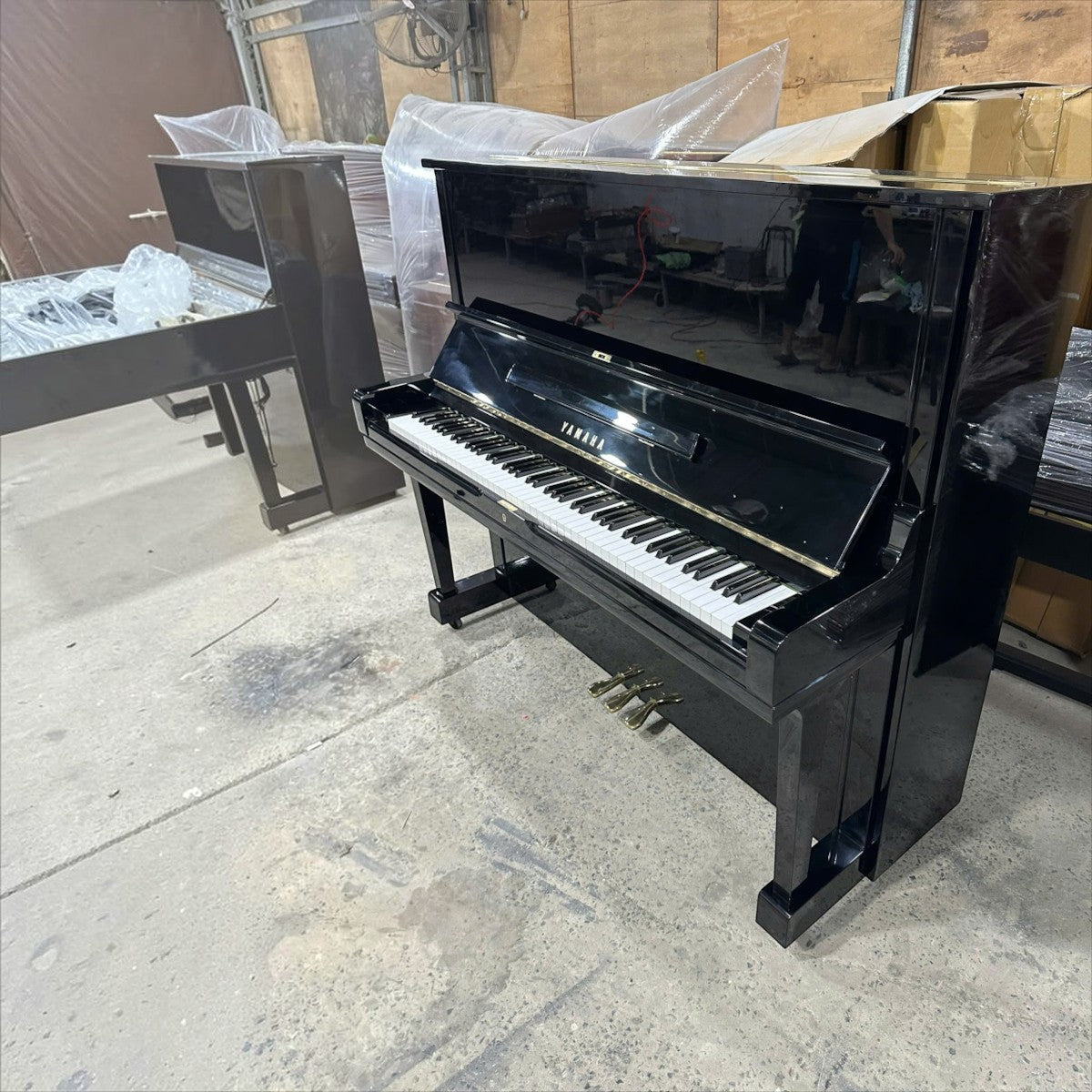 Đàn piano cơ Yamaha U3A màu đen bóng tại cửa hàng TÂN NHẠC CỤ, thiết kế upright sang trọng và chắc chắn.
