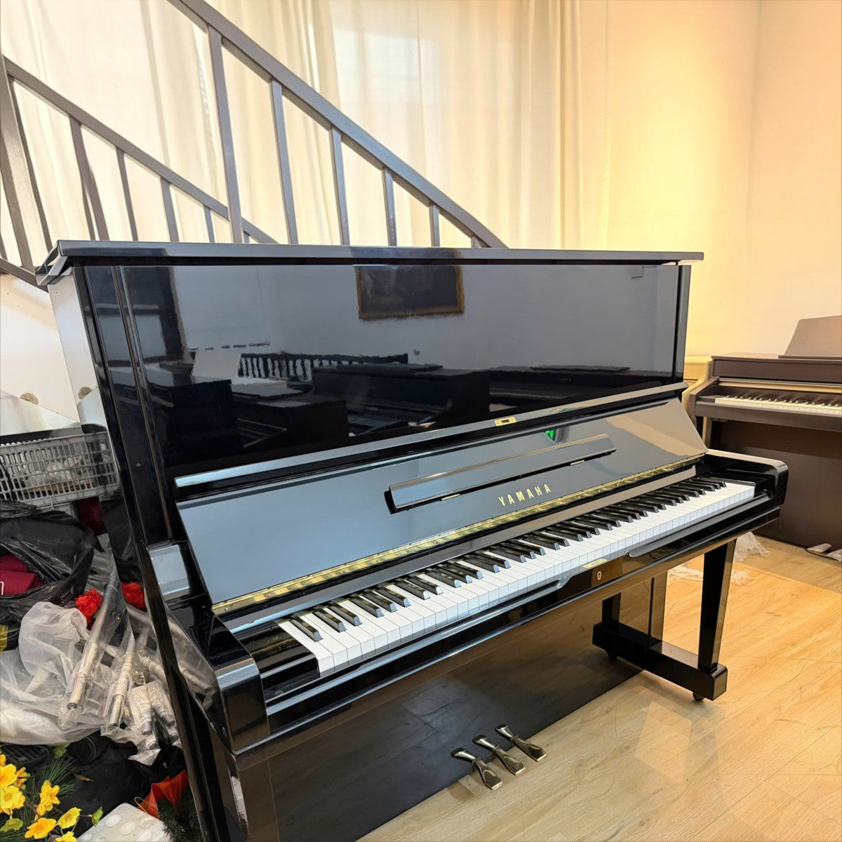 Đàn piano cơ Yamaha U3A màu đen bóng sang trọng tại TÂN NHẠC CỤ, thiết kế upright size 3 cao 131cm.