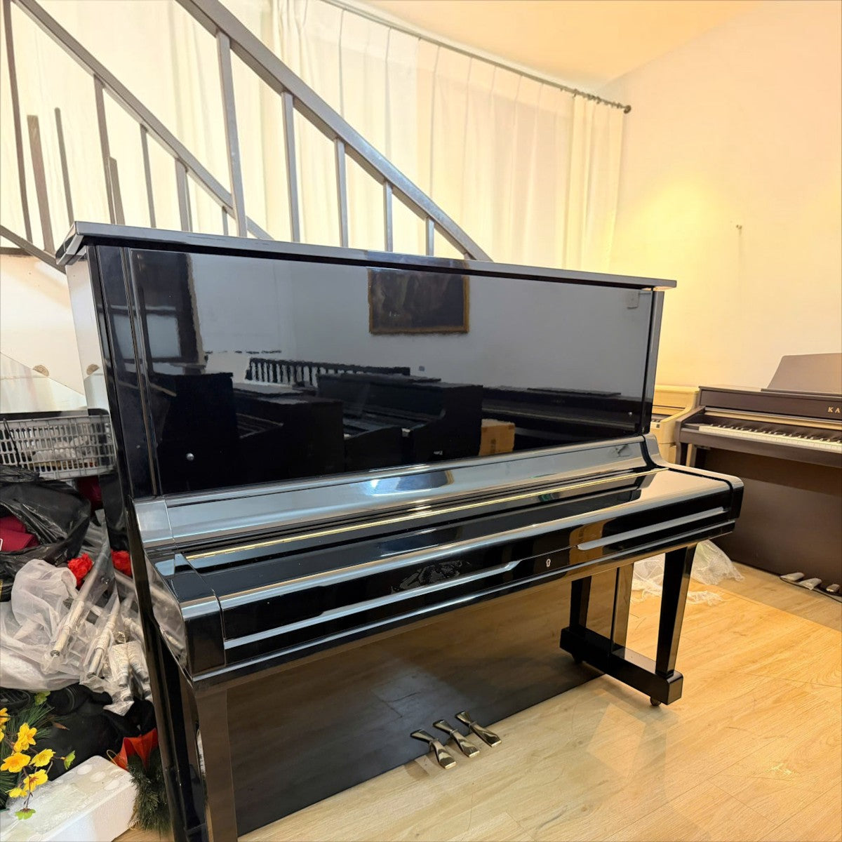 Đàn piano cơ Yamaha U3A màu đen bóng sang trọng tại TÂN NHẠC CỤ, thiết kế upright size 3 cao 131cm.