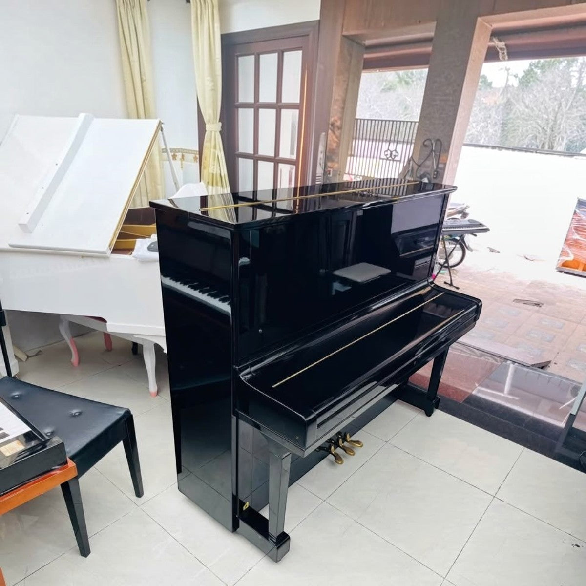Đàn piano cơ upright Yamaha U3F màu đen bóng sang trọng tại Tân Nhạc Cụ, thiết kế size 3 cao 131cm bền bỉ.