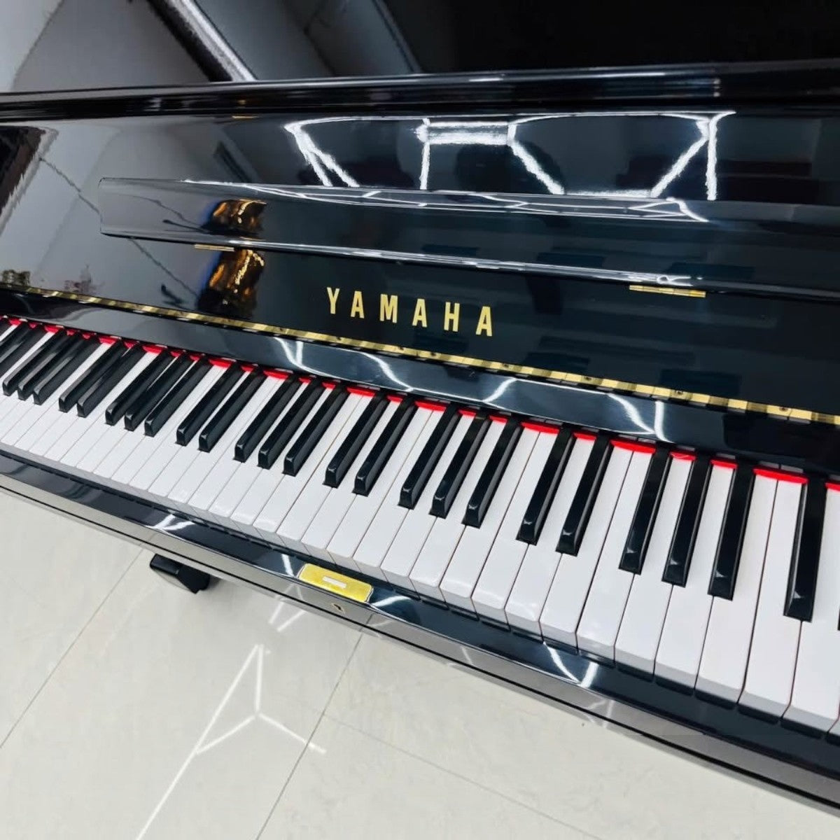 Đàn piano cơ upright Yamaha U3F màu đen bóng sang trọng, thiết kế cổ điển tại TÂN NHẠC CỤ