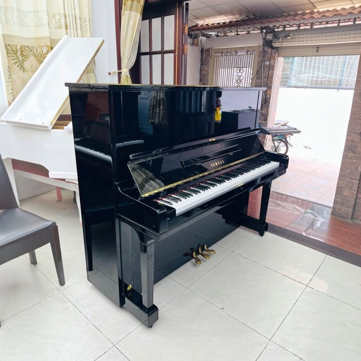 Đàn piano cơ upright Yamaha U3F màu đen bóng sang trọng tại cửa hàng TÂN NHẠC CỤ