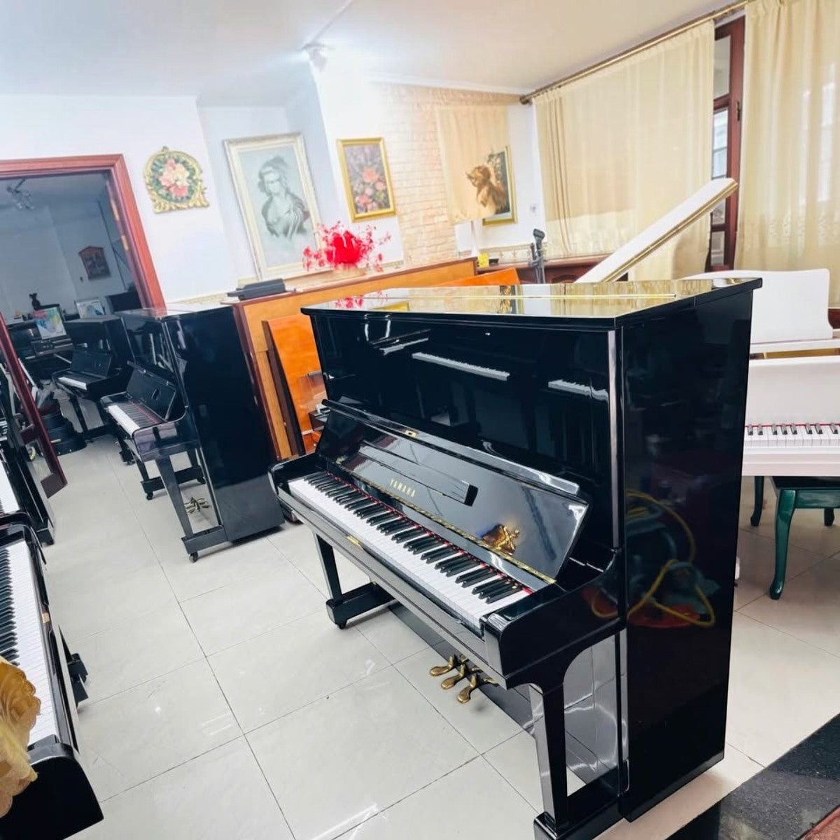 Đàn piano cơ upright Yamaha U3F màu đen bóng tại showroom TÂN NHẠC CỤ
