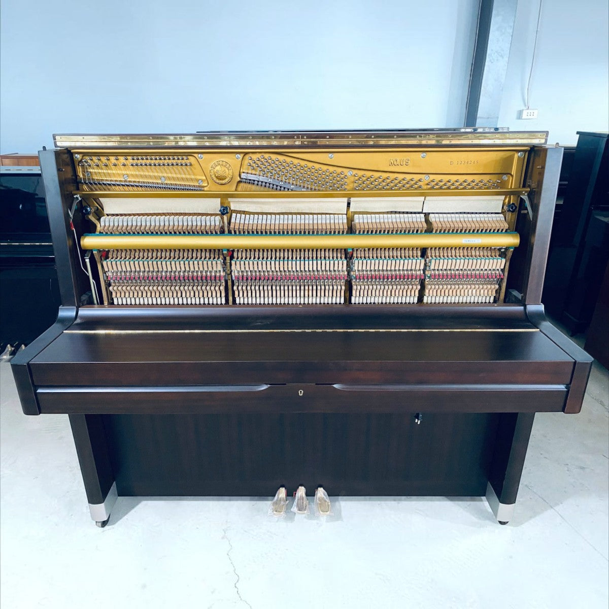 Đàn piano cơ TÂN NHẠC CỤ Yamaha U5D cũ màu vân gỗ tự nhiên với bộ máy bên trong lộ rõ, thiết kế sang trọng, cao 131cm