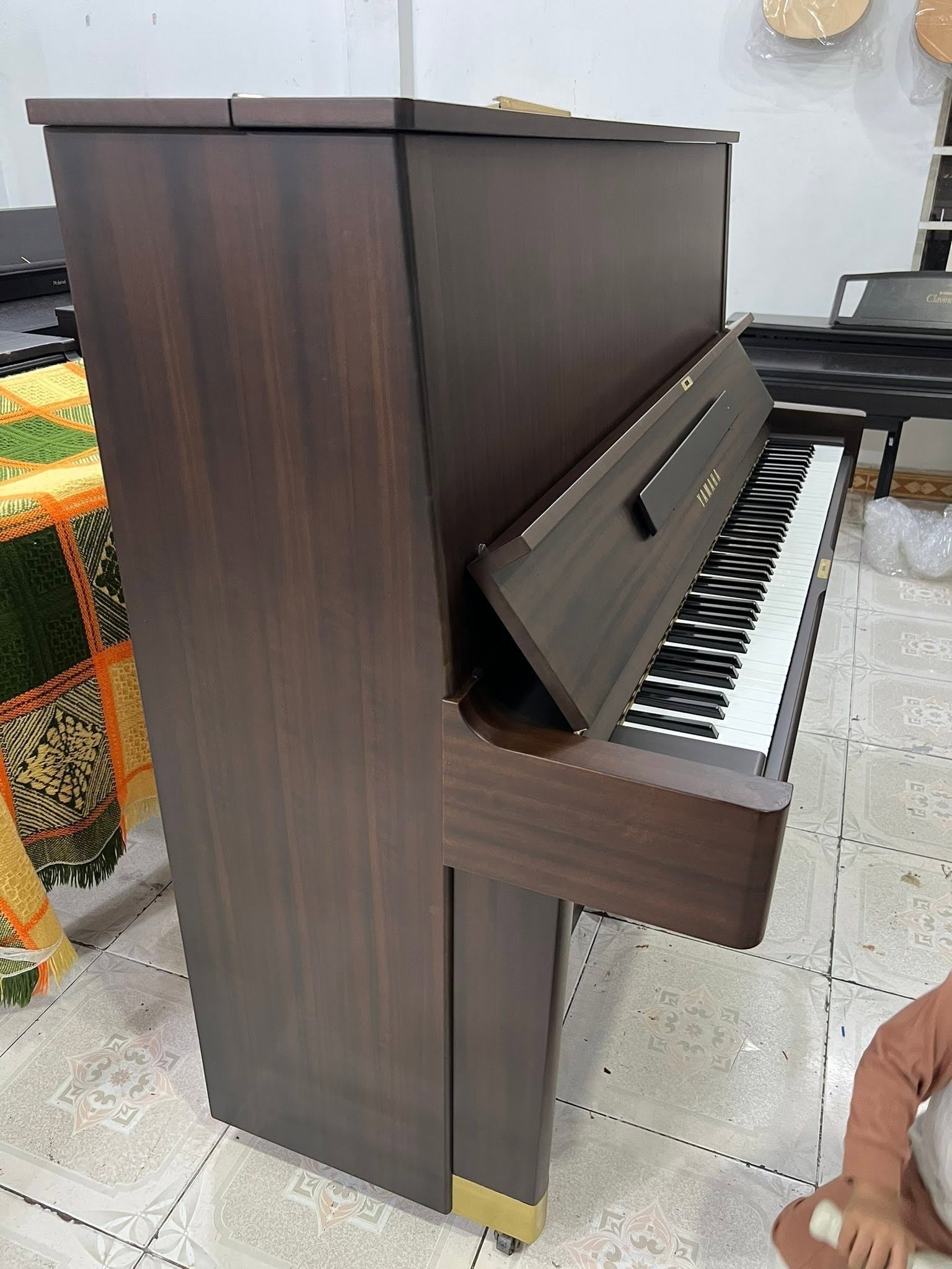 Đàn piano cơ Yamaha U5H màu vân gỗ nâu trầm sang trọng tại Tân Nhạc Cụ, thiết kế upright cao cấp và bền bỉ.