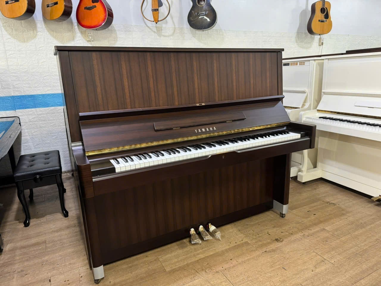 Đàn piano cơ Yamaha U5H cũ màu vân gỗ nâu trầm sang trọng tại TÂN NHẠC CỤ