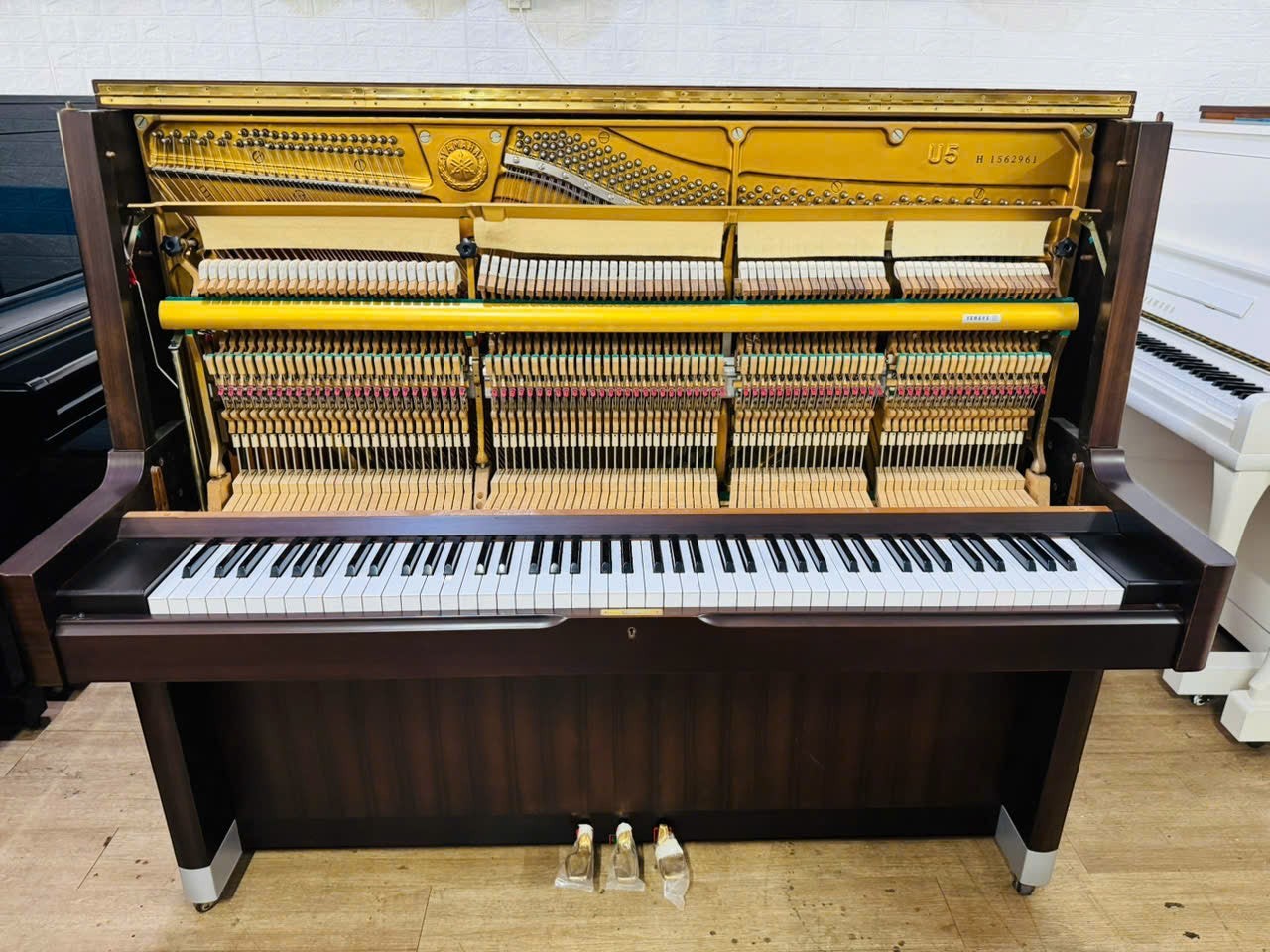 Đàn piano cơ Yamaha U5H màu vân gỗ nâu trầm sang trọng tại TÂN NHẠC CỤ, lộ rõ bộ máy bên trong và khung gang V-Pro