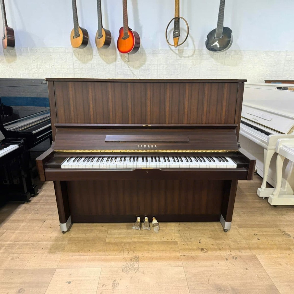 Đàn piano cơ Yamaha U5H màu vân gỗ nâu trầm sang trọng tại TÂN NHẠC CỤ