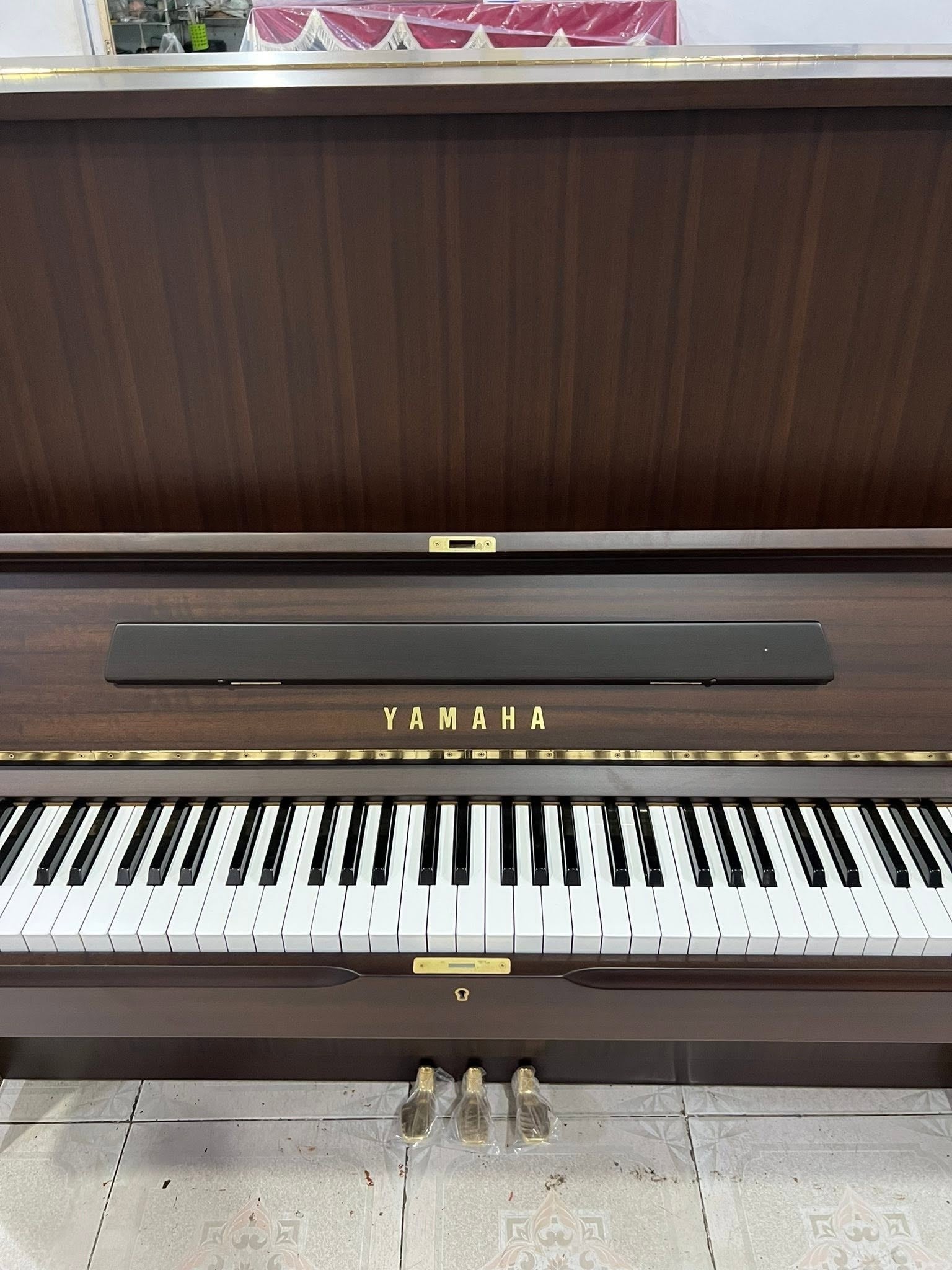 Đàn piano cơ Yamaha U5H màu vân gỗ nâu trầm sang trọng tại TÂN NHẠC CỤ, góc nhìn trực diện bàn phím và thùng đàn.