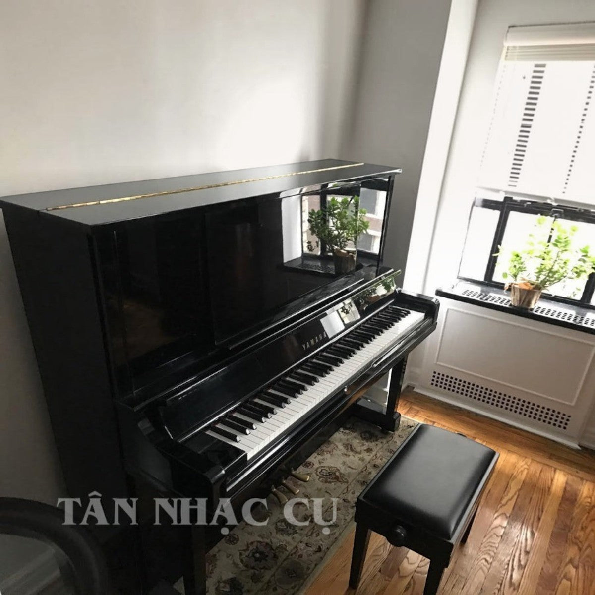 Đàn piano cơ Yamaha UX3 màu đen bóng sang trọng với thiết kế khung chữ X cao cấp tại cửa hàng TÂN NHẠC CỤ