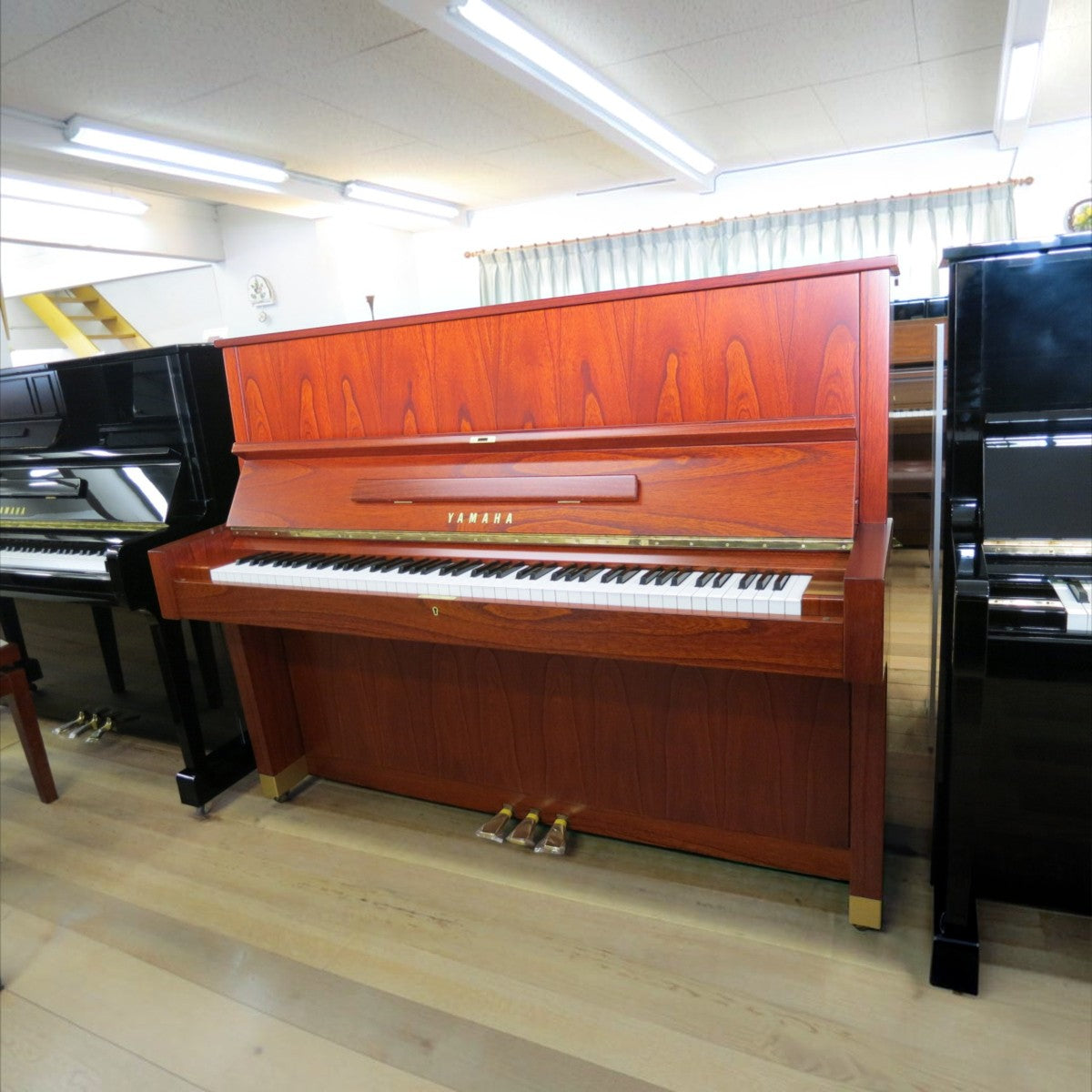 Đàn piano cơ Yamaha W104 cũ tại TÂN NHẠC CỤ với lớp vỏ vân gỗ tự nhiên sang trọng, kiểu dáng cổ điển tinh tế.