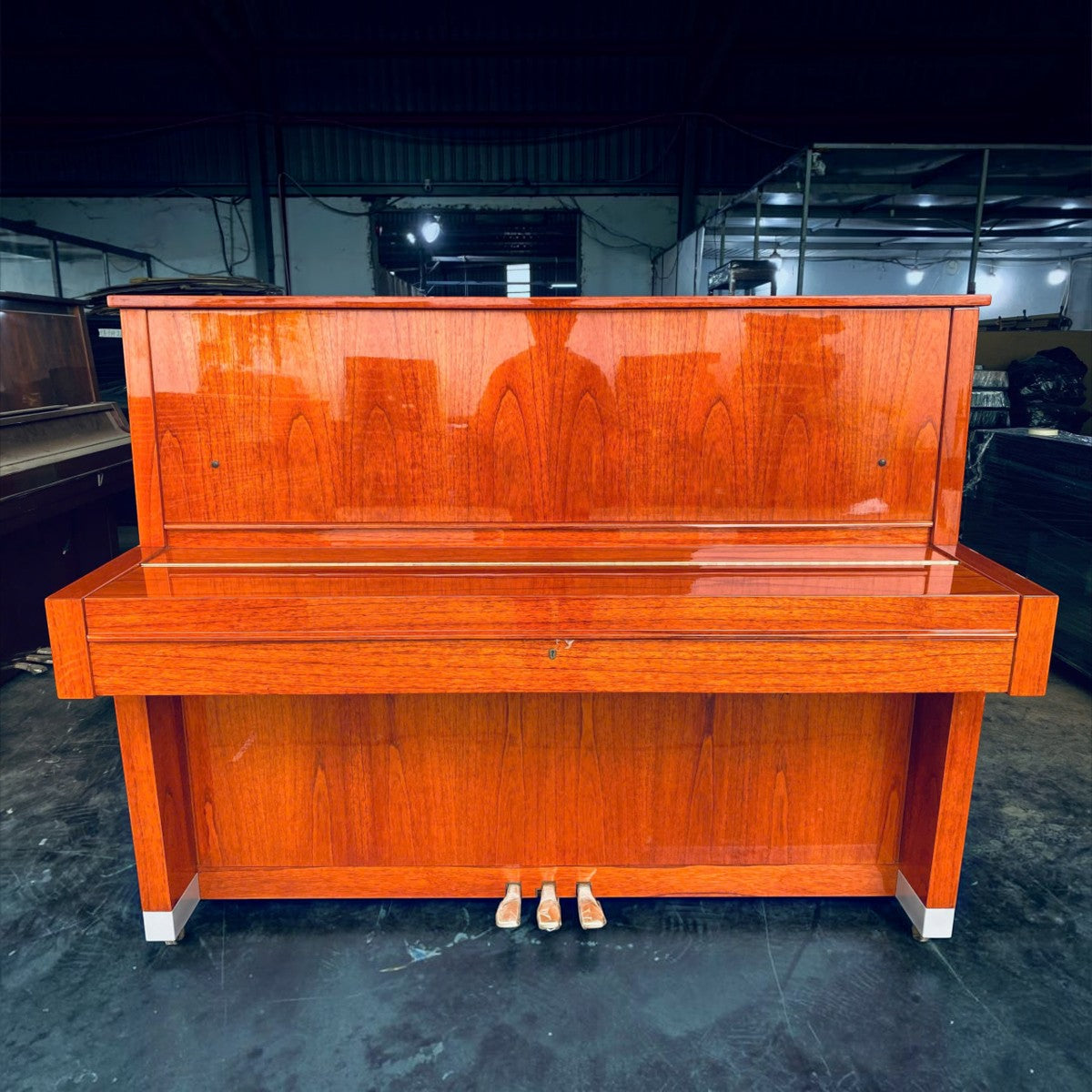 Đàn piano cơ Yamaha W104 cũ tại TÂN NHẠC CỤ với lớp vỏ gỗ tự nhiên vân nổi sang trọng và kiểu dáng cổ điển