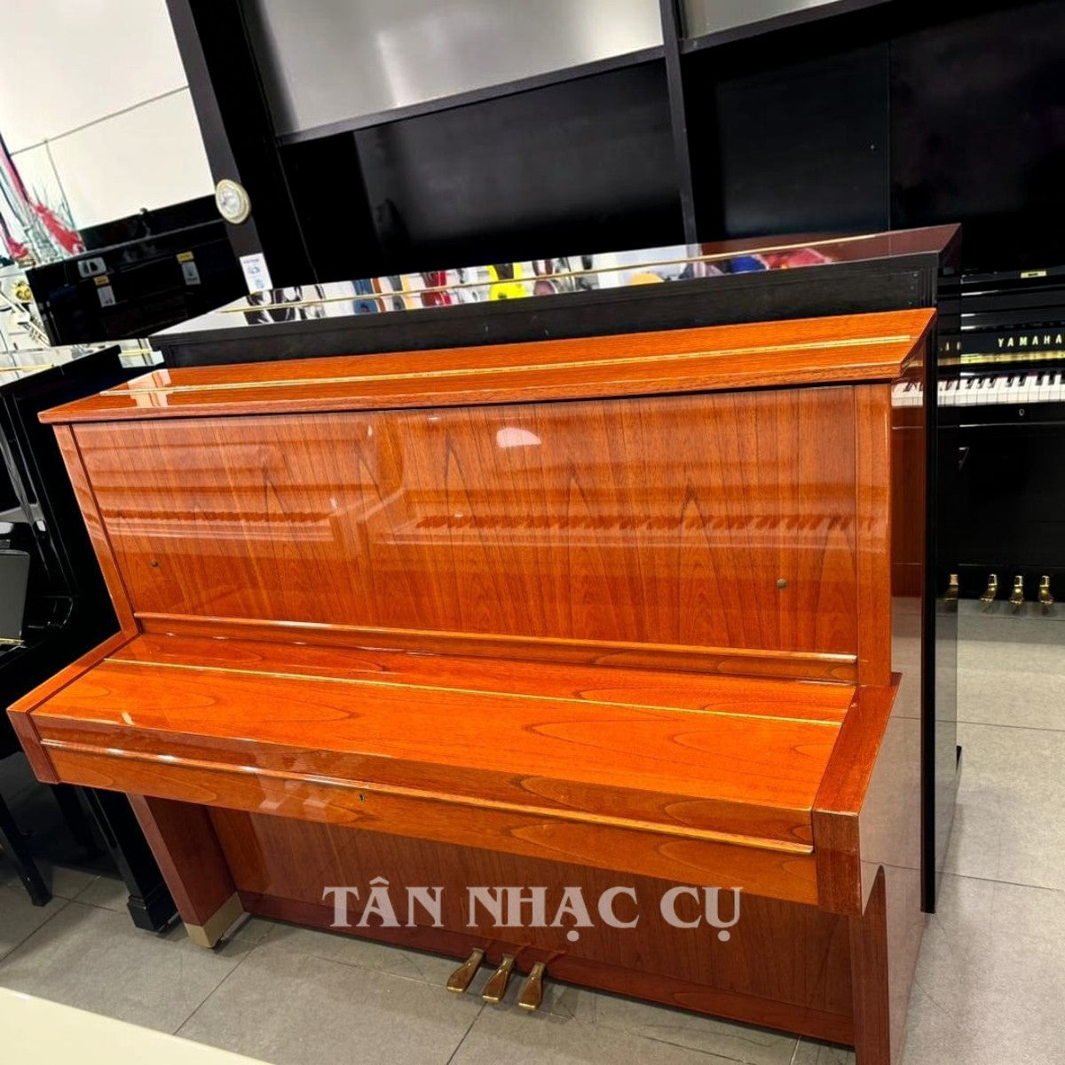 Đàn piano cơ Yamaha W104 cũ với lớp vỏ vân gỗ tự nhiên sang trọng tại cửa hàng TÂN NHẠC CỤ