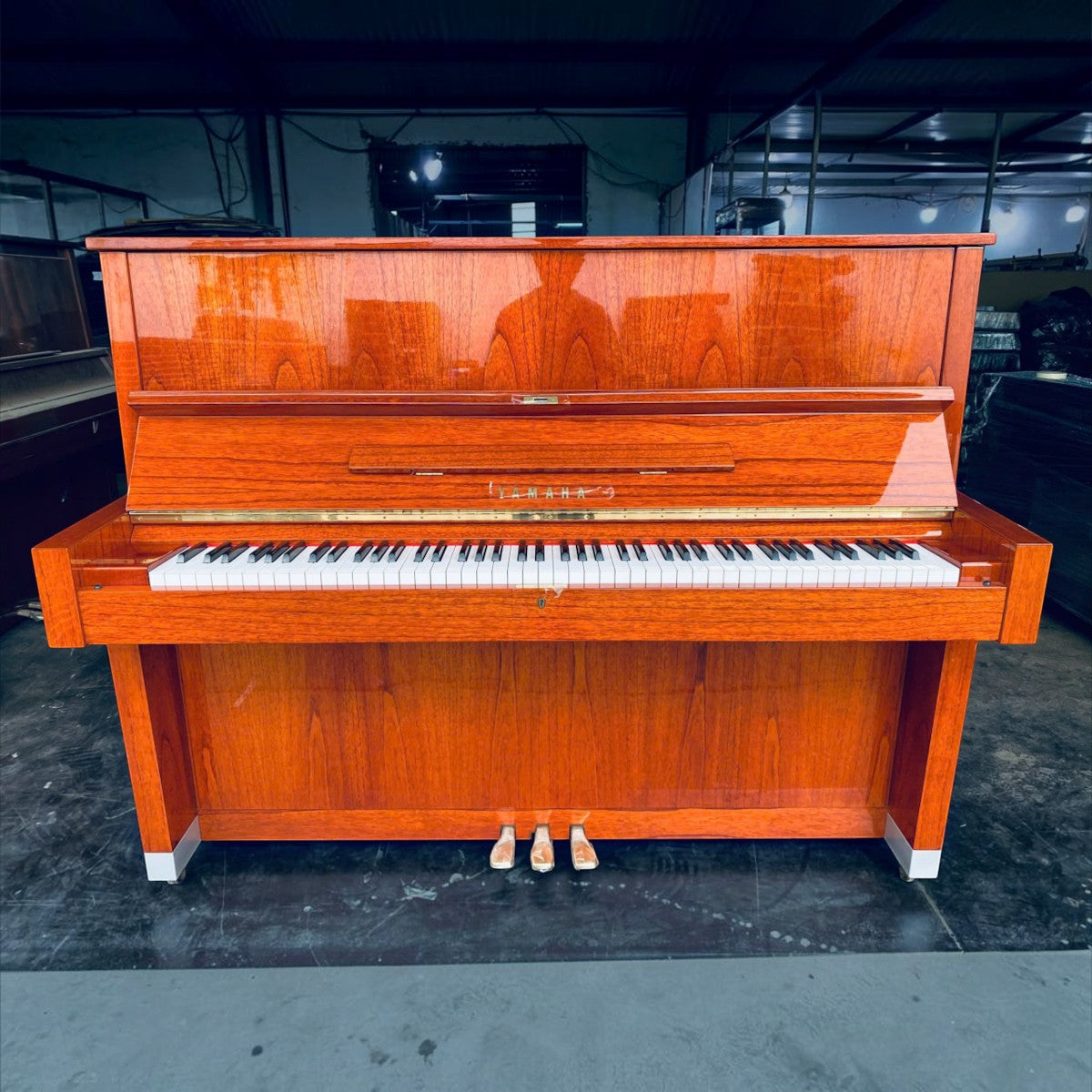 Đàn piano cơ Yamaha W104 cũ tại TÂN NHẠC CỤ với lớp vỏ vân gỗ tự nhiên sang trọng, kiểu dáng cổ điển và tinh tế.