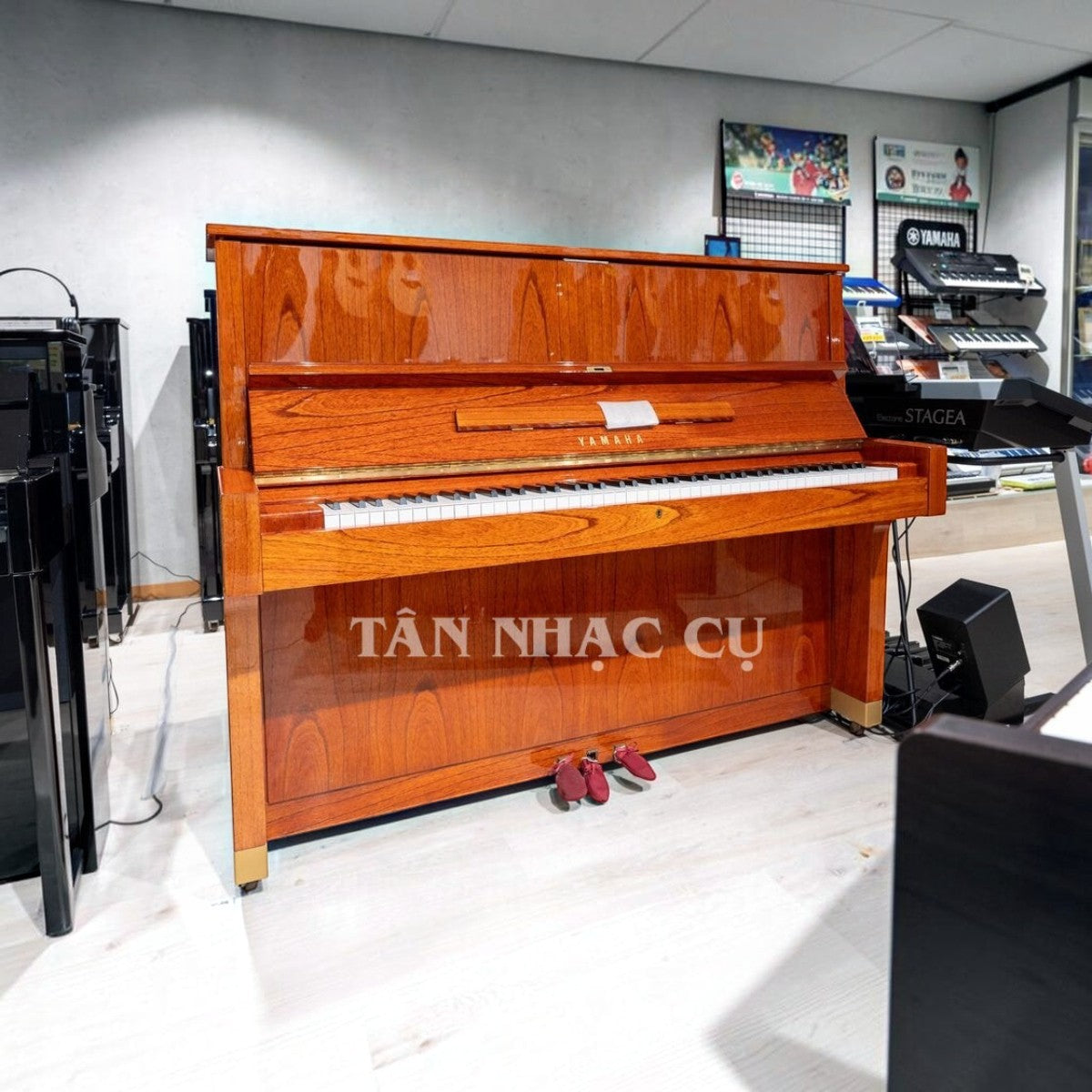 Đàn piano cơ Yamaha W104 cũ với lớp vỏ vân gỗ tự nhiên sang trọng tại cửa hàng TÂN NHẠC CỤ