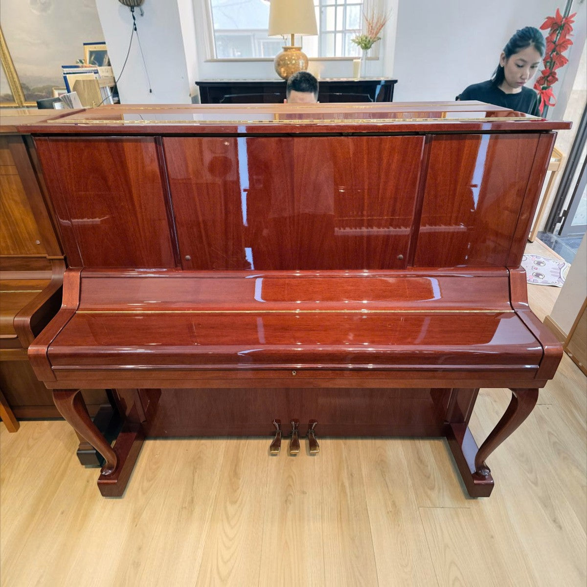 Đàn piano cơ Yamaha W106B cũ tại TÂN NHẠC CỤ với mặt vân gỗ óc chó và gụ bóng sang trọng, kiểu dáng cổ điển