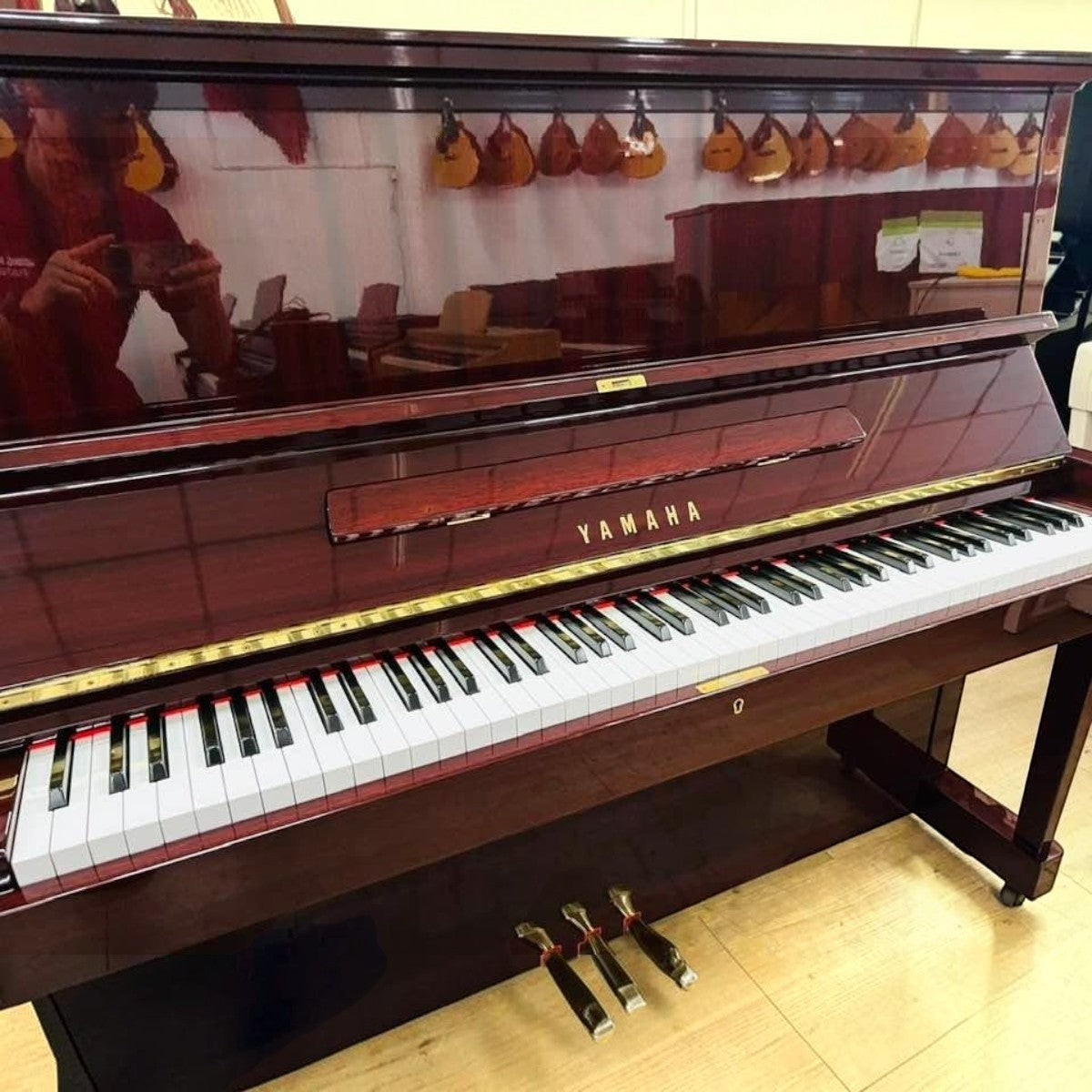 Đàn piano cơ Yamaha W108B cũ màu nâu gỗ sẫm sang trọng tại TÂN NHẠC CỤ với thiết kế cổ điển và 3 bàn đạp pedal