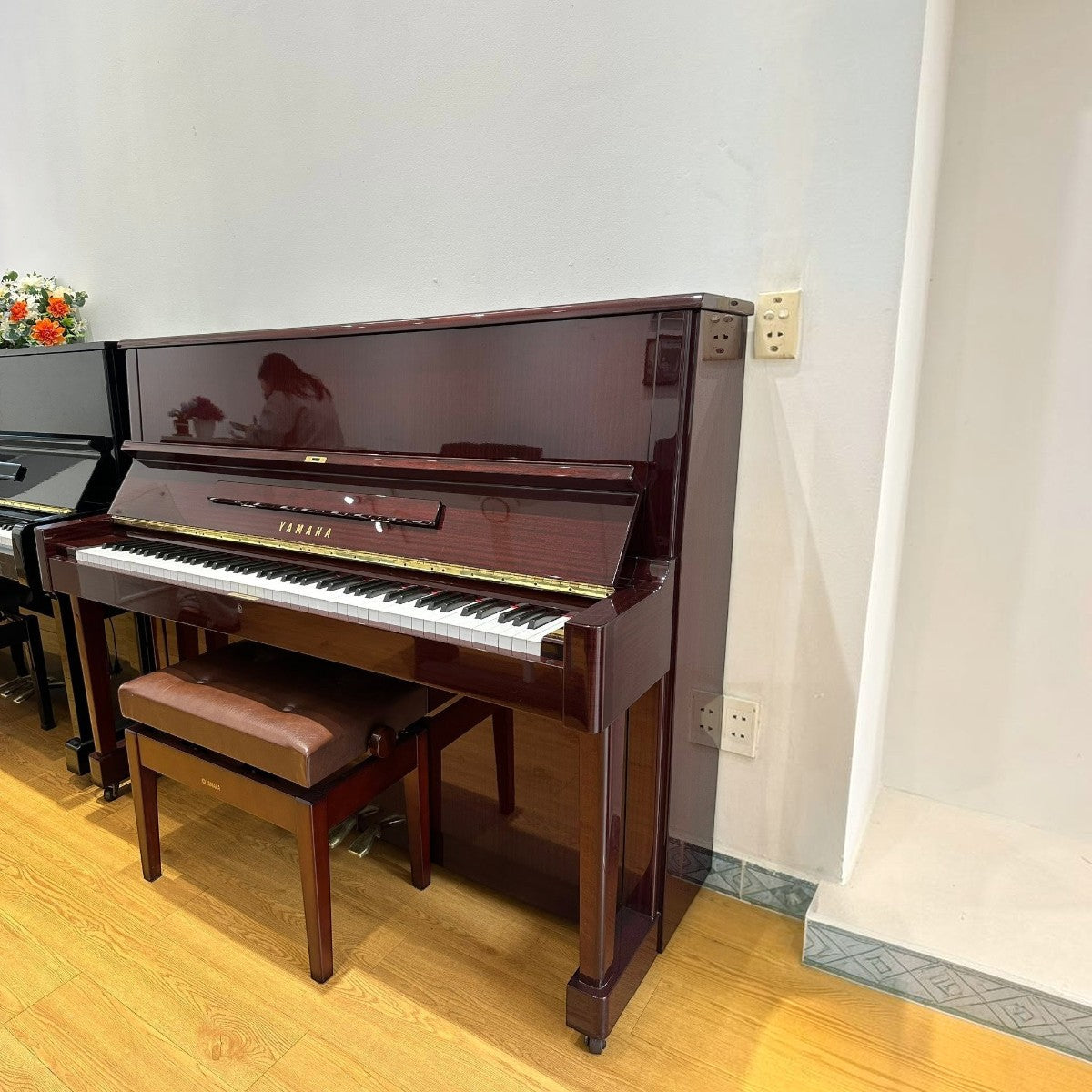 Đàn piano cơ Yamaha W108B cũ màu nâu gỗ sẫm với thiết kế cổ điển tại TÂN NHẠC CỤ