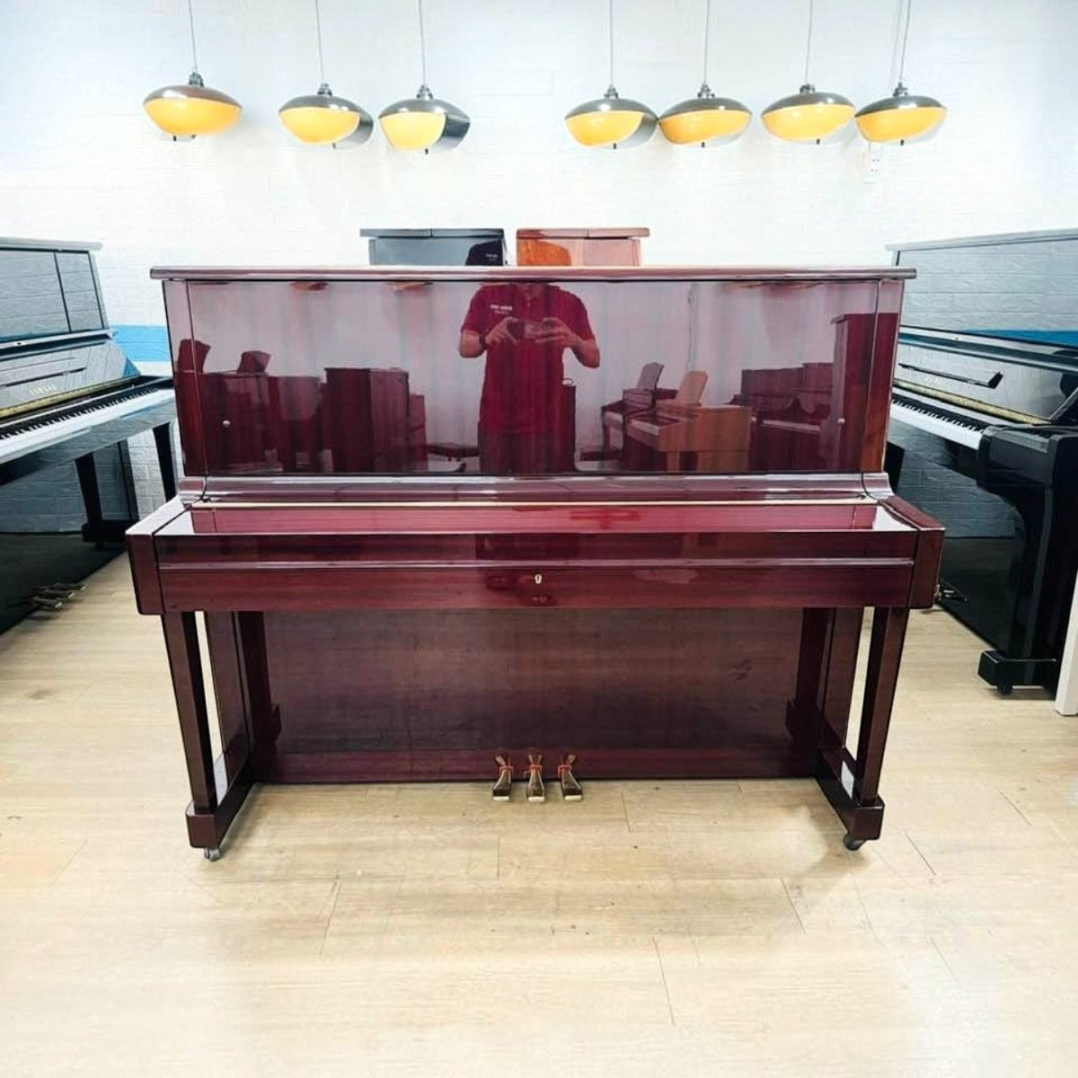 Đàn piano cơ Yamaha W108B màu nâu gỗ sẫm cổ điển tại Tân Nhạc Cụ với thiết kế chân cong sang trọng