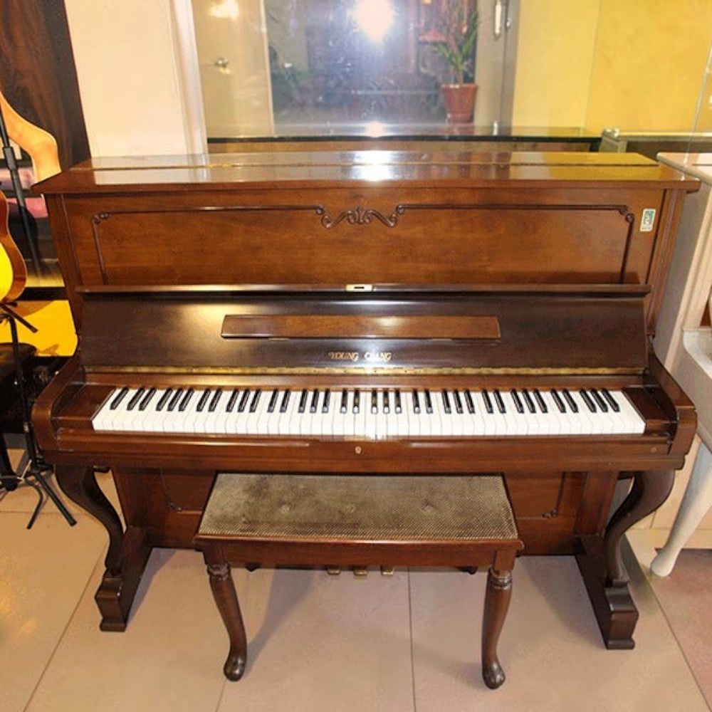 Đàn piano cơ upright Young Chang U121 màu vân gỗ Mahogany cổ điển tại cửa hàng TÂN NHẠC CỤ