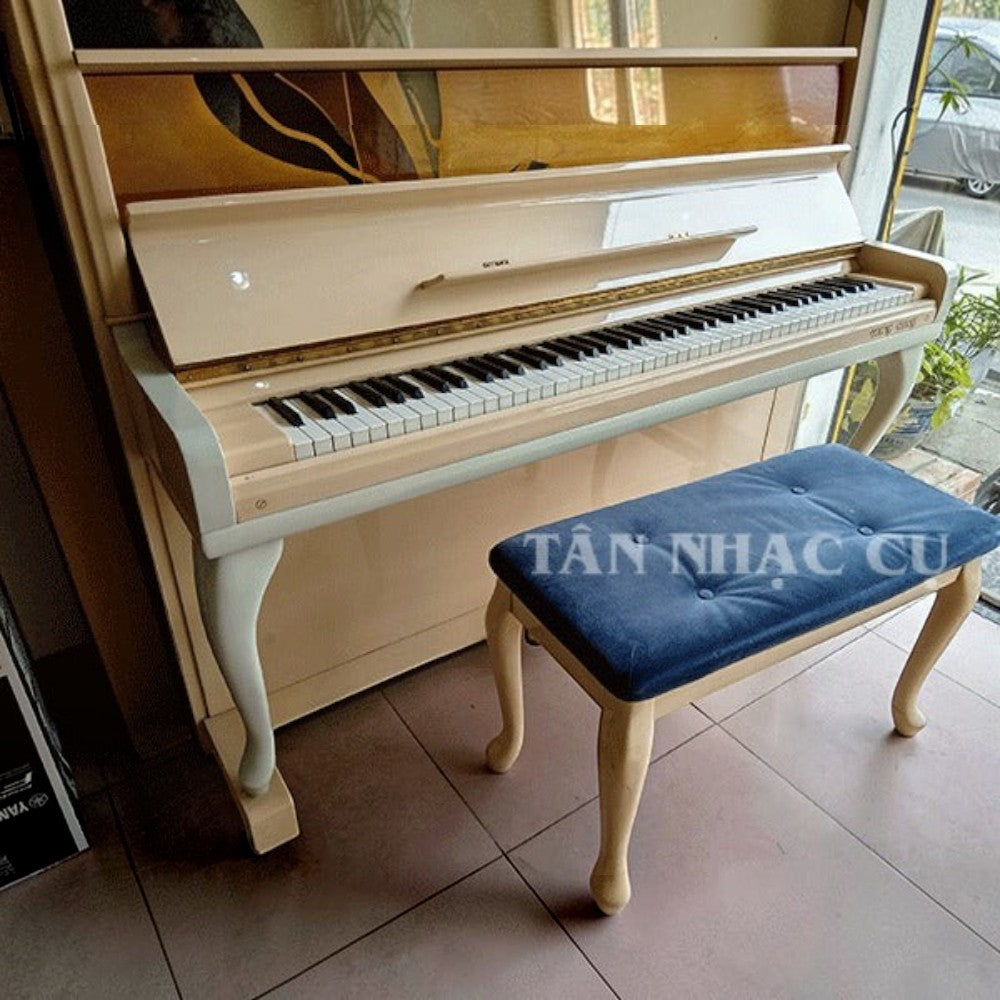 Đàn piano cơ Young Chang U121 màu kem sáng bóng với ghế đệm xanh tại cửa hàng TÂN NHẠC CỤ