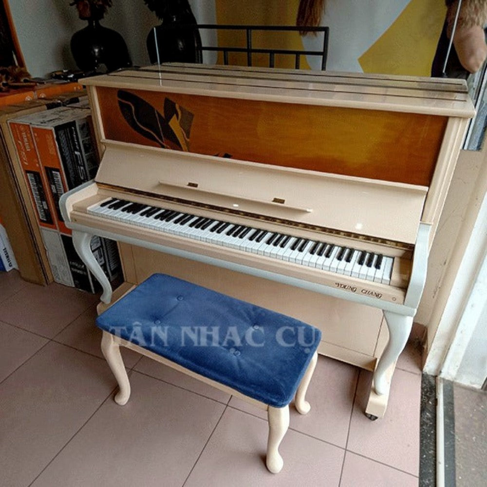 Đàn piano cơ Young Chang U121 màu kem phối vân gỗ Mahogany cổ điển tại cửa hàng TÂN NHẠC CỤ kèm ghế bọc nệm xanh