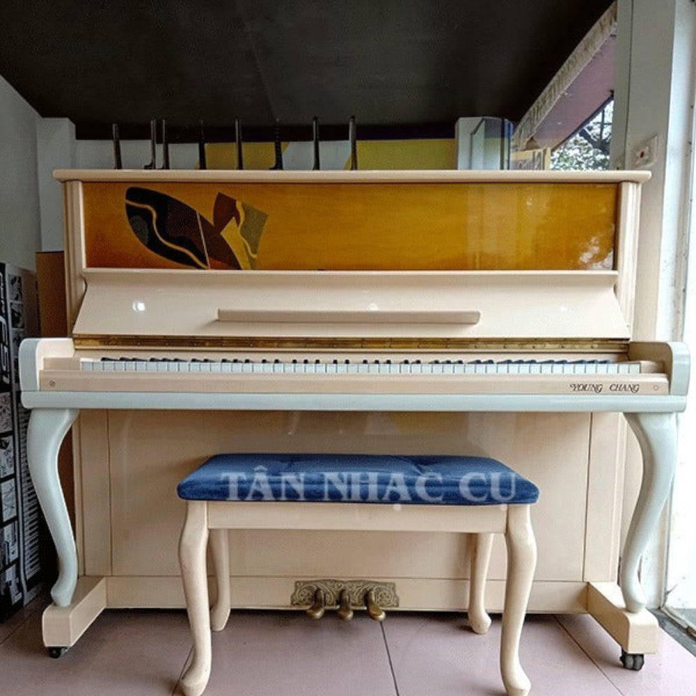 Đàn piano cơ Young Chang U121 màu kem trang nhã với ghế đệm xanh tại cửa hàng TÂN NHẠC CỤ