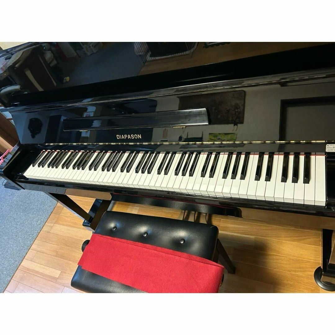 Đàn piano cơ upright TÂN NHẠC CỤ Diapason D25B màu đen bóng sang trọng với thiết kế tinh tế và bàn phím 88 phím