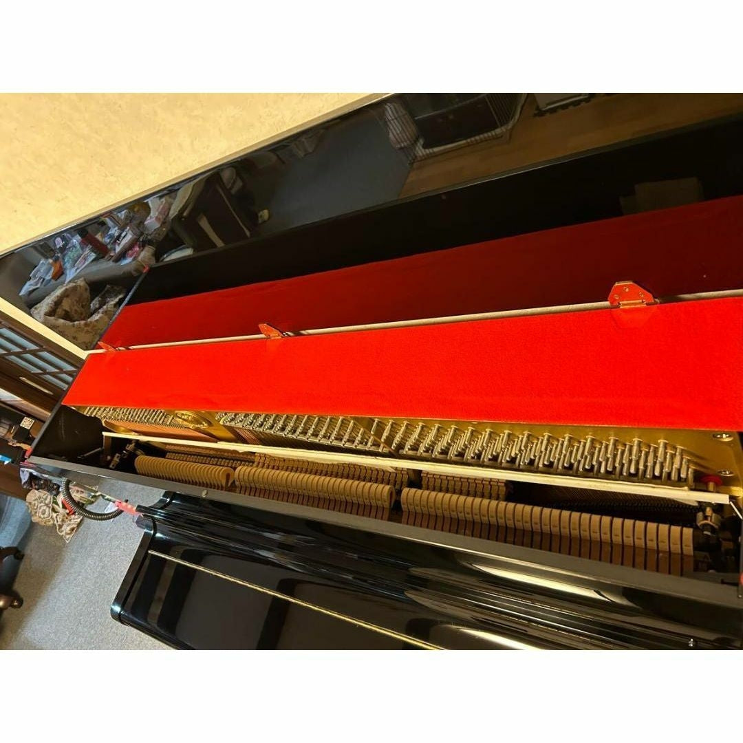Đàn piano cơ upright Diapason D25B màu đen bóng tại TÂN NHẠC CỤ với nắp trên mở lộ bộ máy và búa đàn bên trong