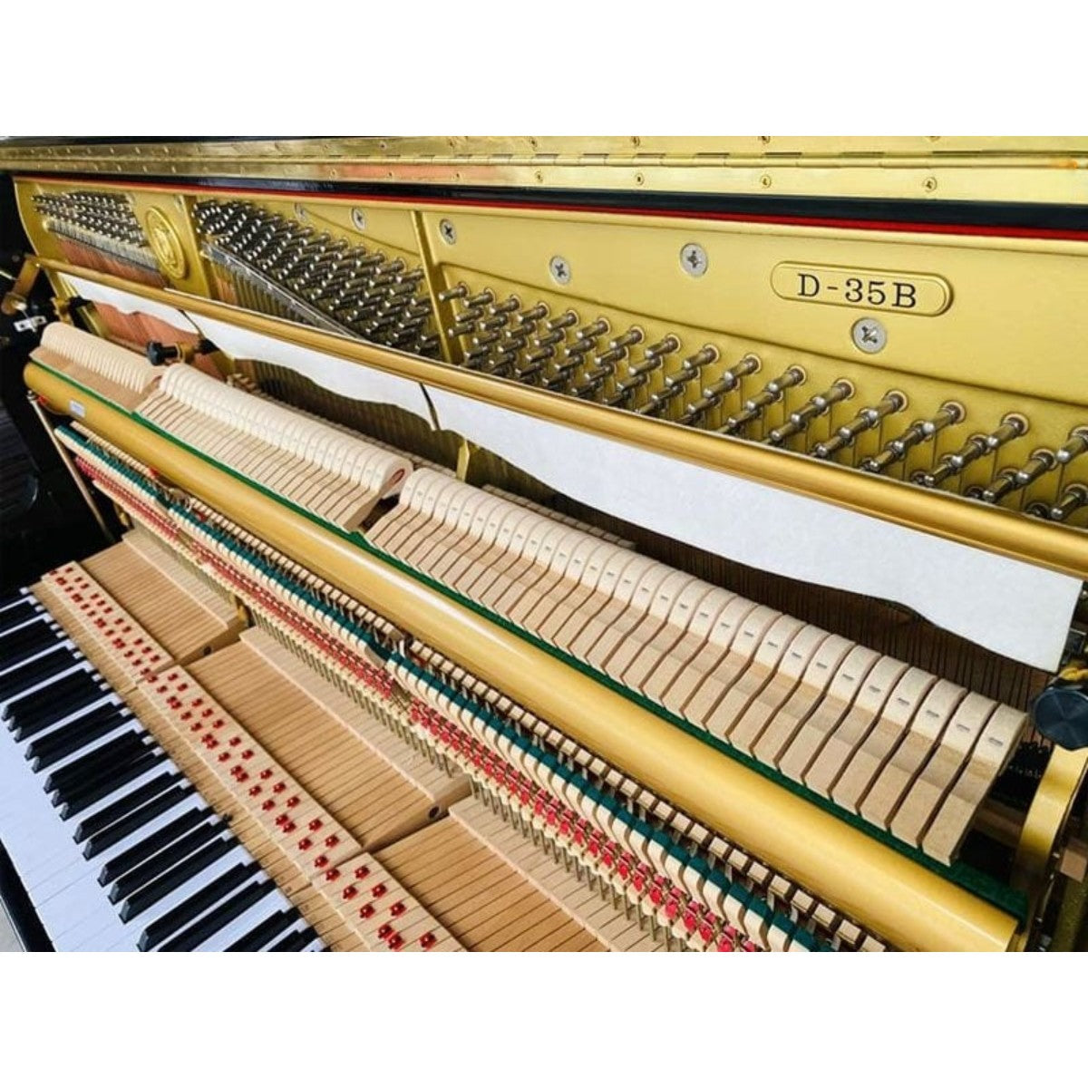 Cận cảnh bộ máy cơ bên trong đàn piano Diapason D35B tại TÂN NHẠC CỤ với khung gang vàng và búa đàn chi tiết