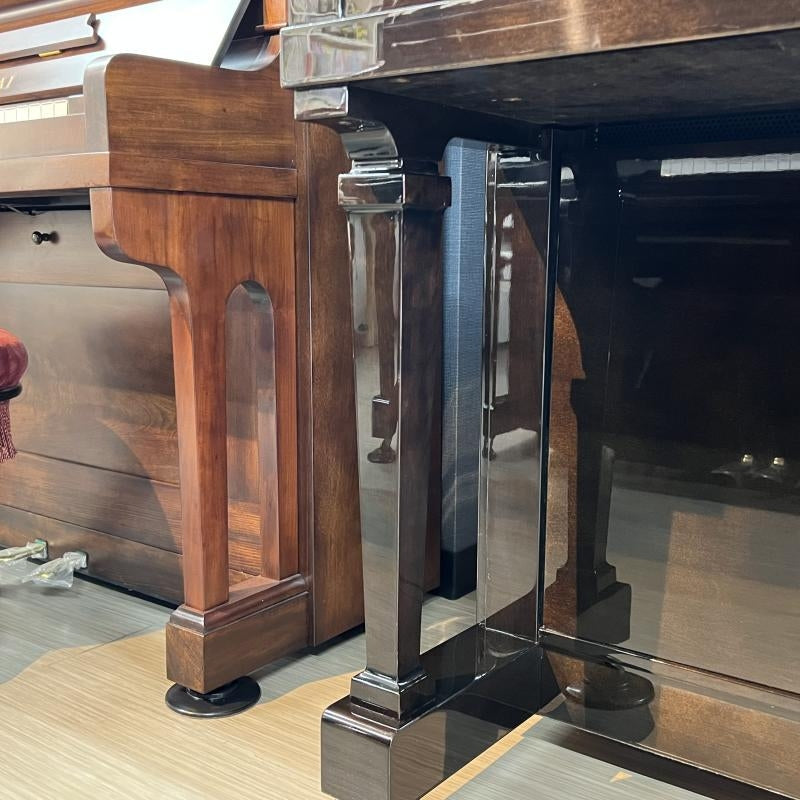 Đàn piano cơ Diapason D66W màu đen bóng sang trọng tại TÂN NHẠC CỤ với thiết kế chân đàn chắc chắn và tinh tế