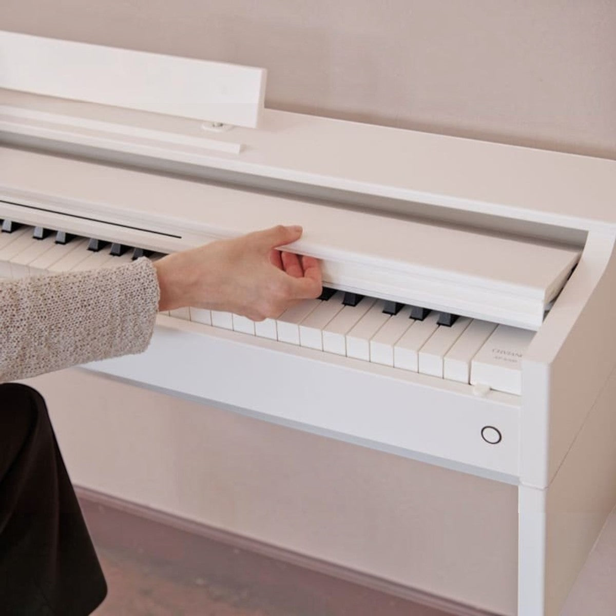 Đàn piano điện Casio AP-S200 màu trắng tại Tân Nhạc Cụ với thiết kế dáng mỏng, nắp phím trượt đóng chậm êm ái.