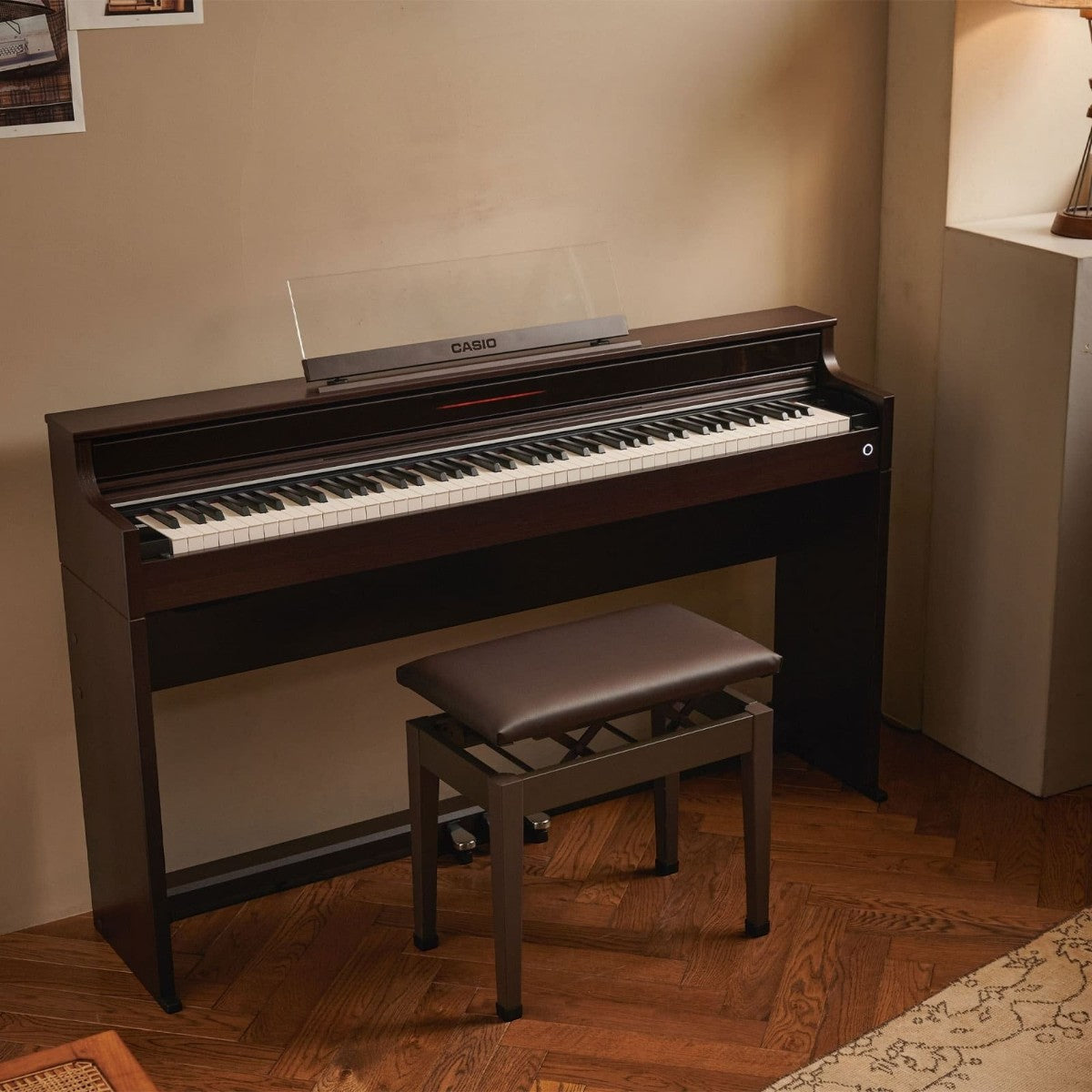 Đàn piano điện Casio AP-S450 màu nâu tại Tân Nhạc Cụ với thiết kế dáng tủ mỏng hiện đại và bàn phím gỗ-nhựa composite.